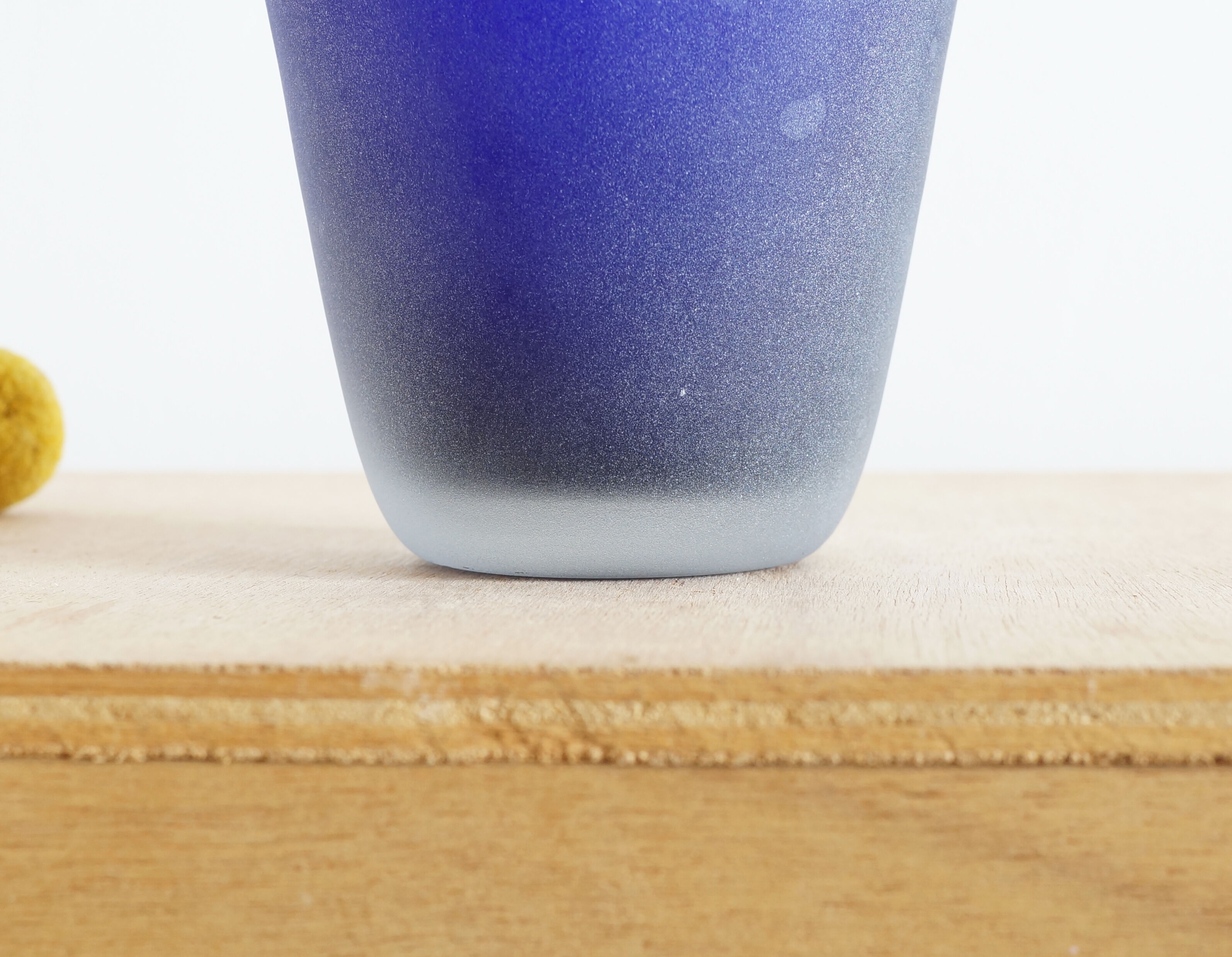 Vase in dark blue glass paste