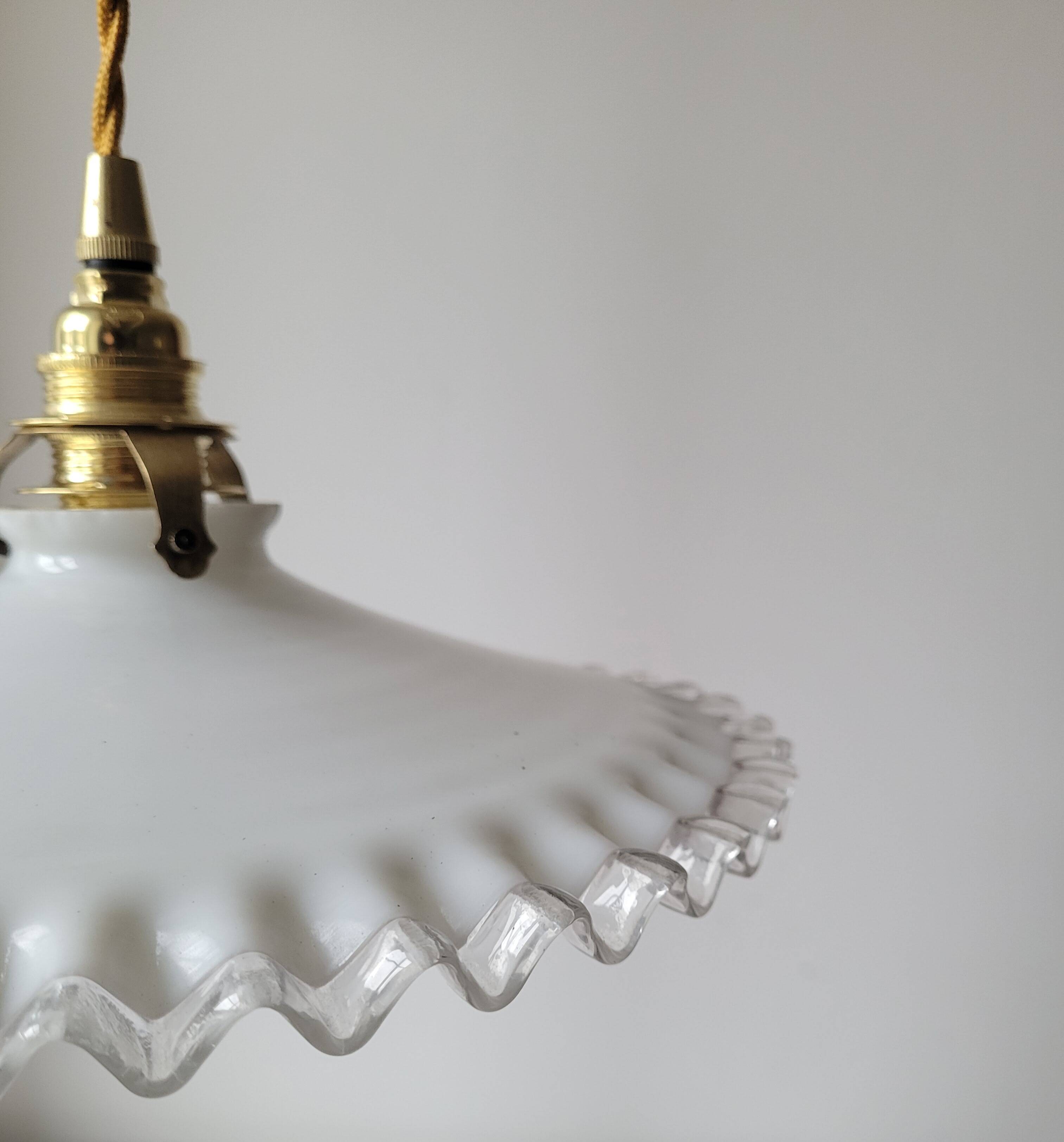 Pendant in serrated opaline