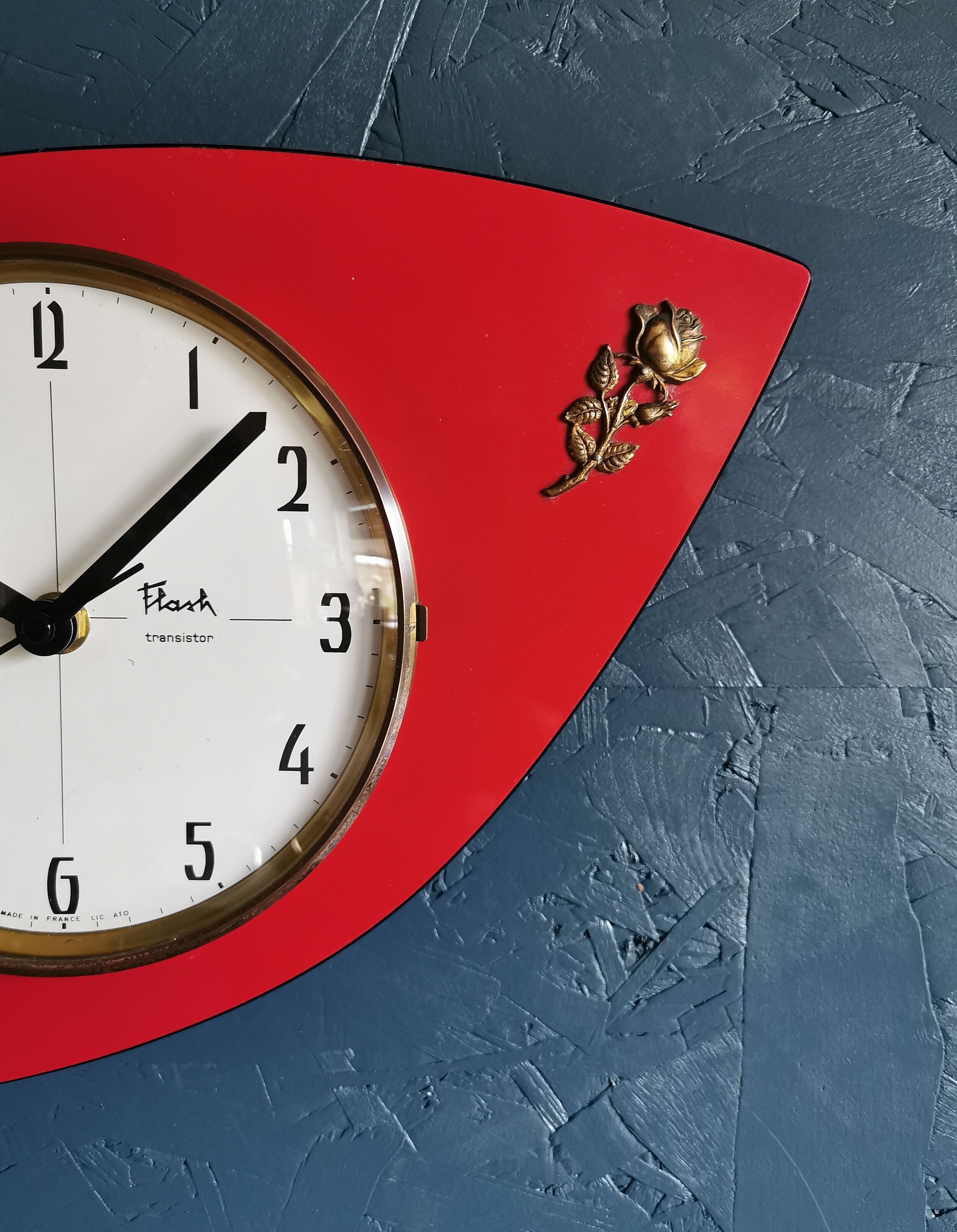 Vintage formica clock silent wall clock asymmetrical "Flash transistor red flower"