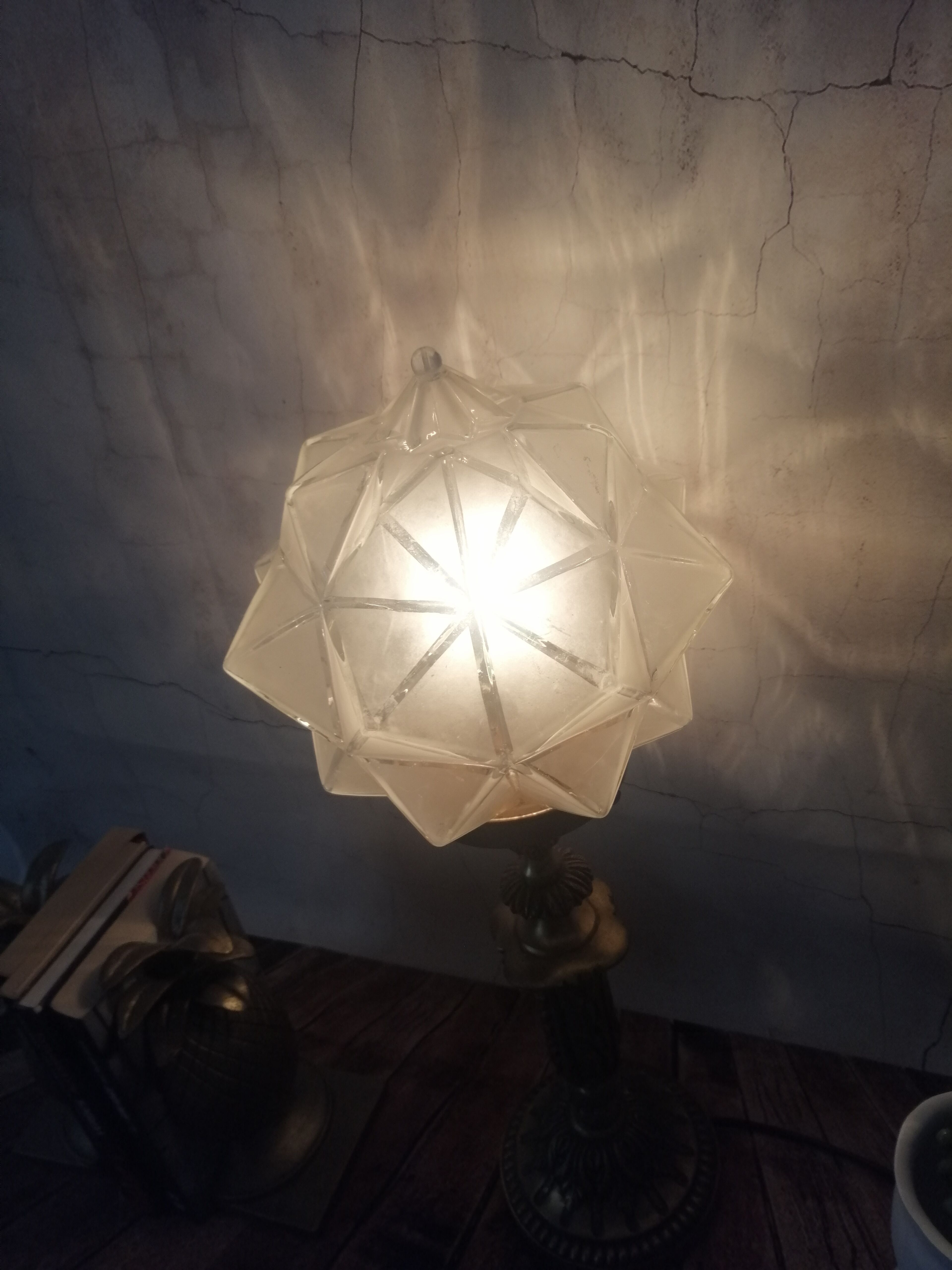 Lampe ancienne art déco en laiton avec globe étoile