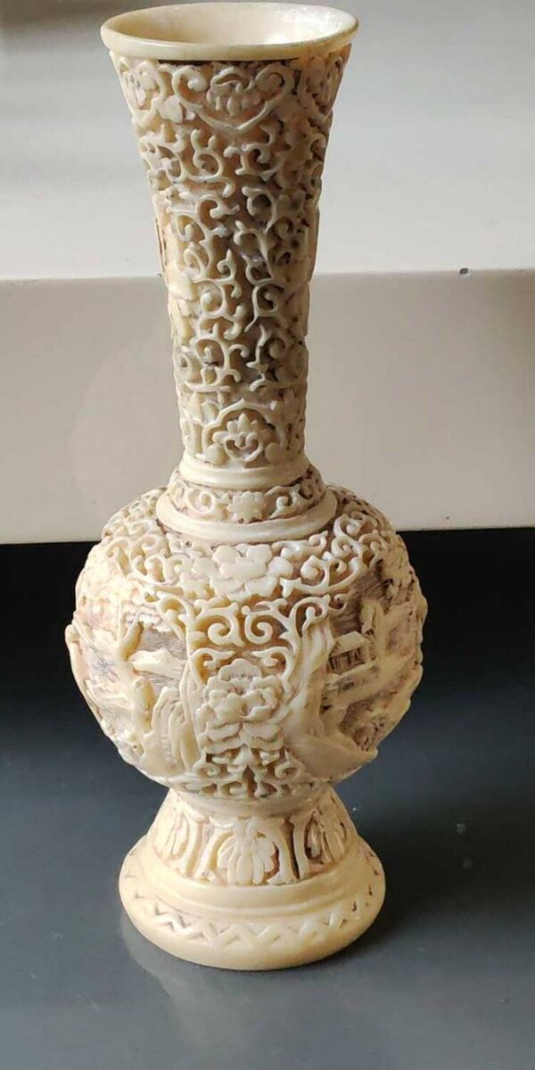 Vase boule d inspiration Asiatique. En laque de Cinabre beige. Décor scènes de vie. Frises arabesques, florales. Haut 24 cm