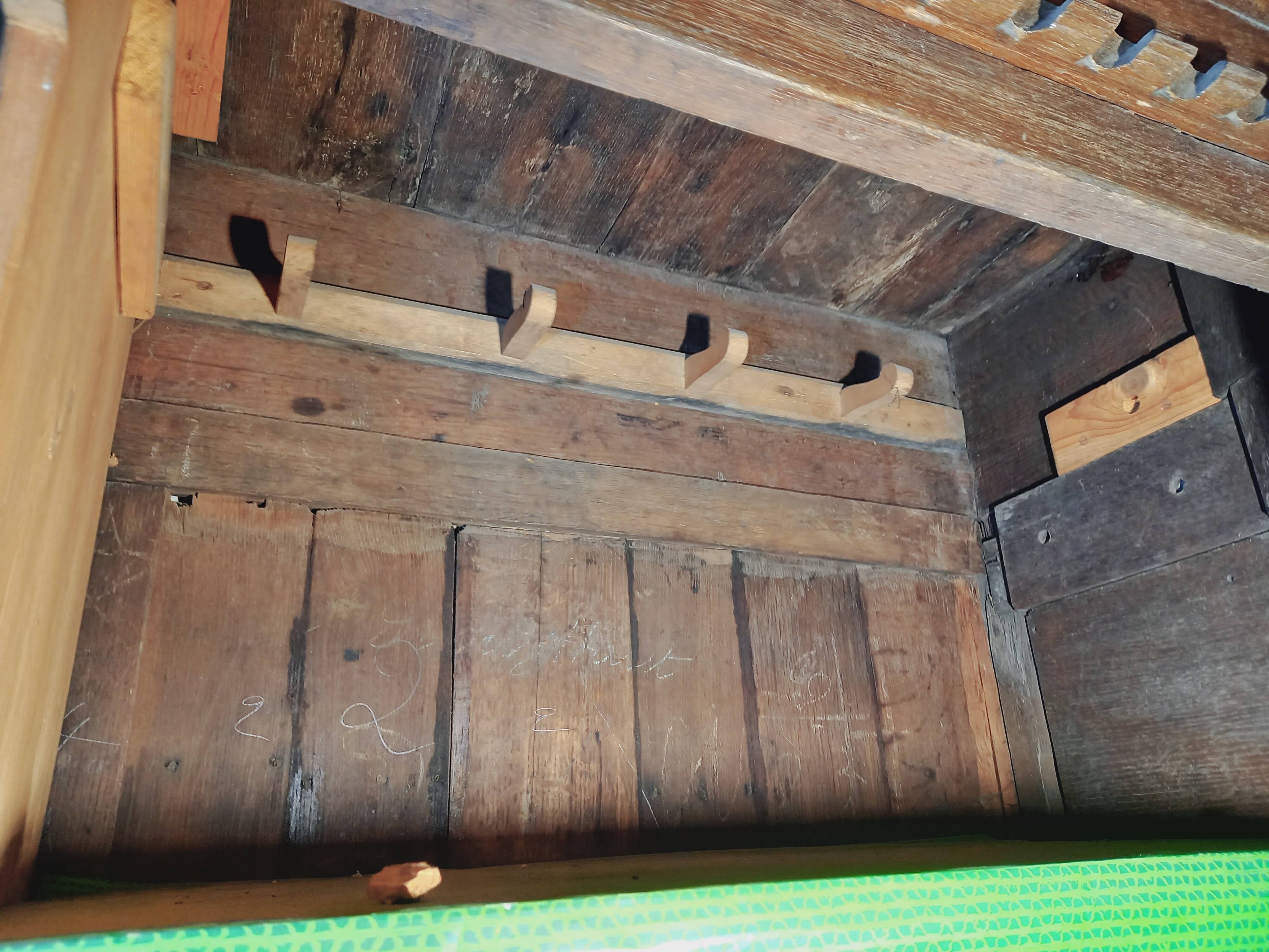 Grande garde-robe en chêne début 18e s.