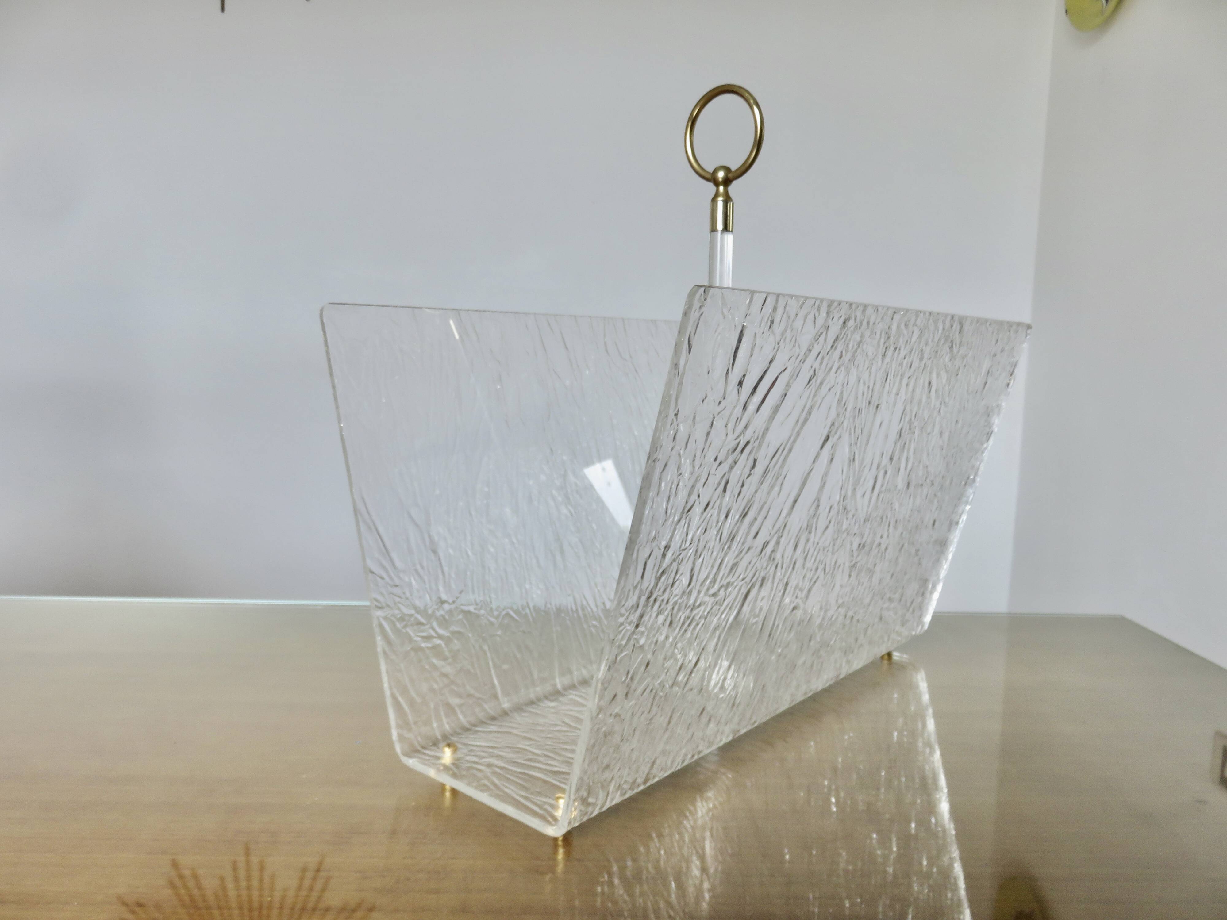 "Roche Bobois" magazine rack in lucite, plexiglass, altuglas and brass, 1970