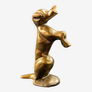 Subject sculpted with a dog in bronze signed Yves Lohé