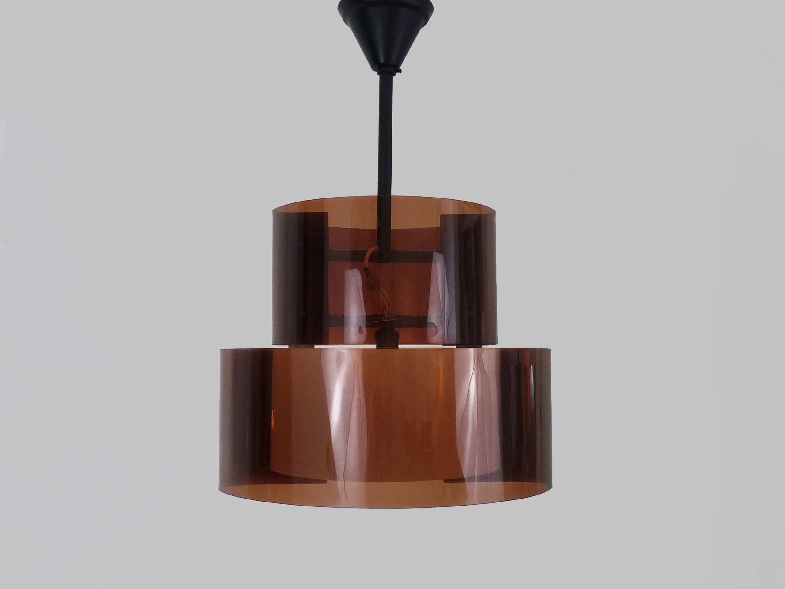 Suspension vintage en plexiglas fumé et blanc double feux. Année 60