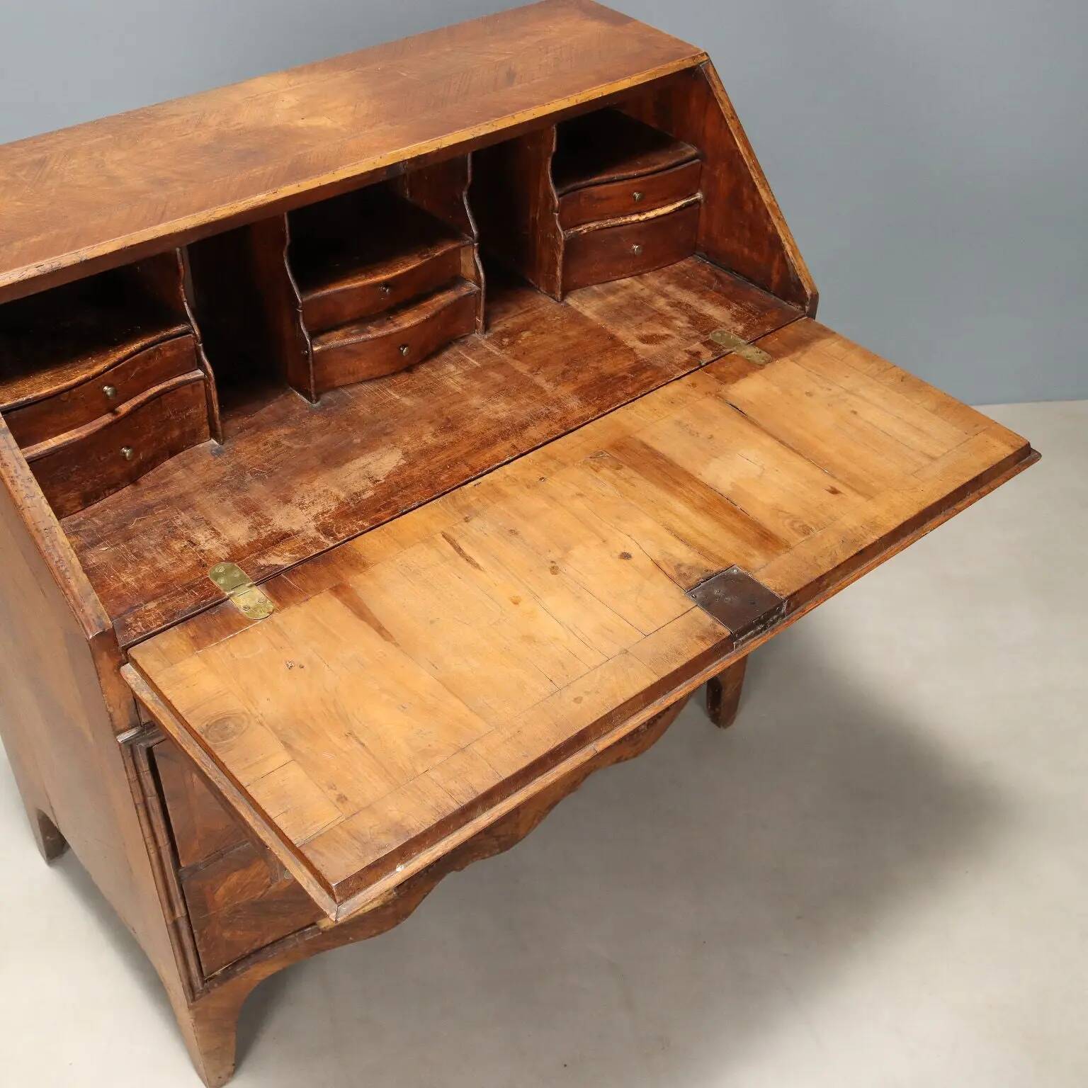 Cabinet secrétaire ancien à abattant en bois de rose, 9 tiroirs, XVIIIe siècle