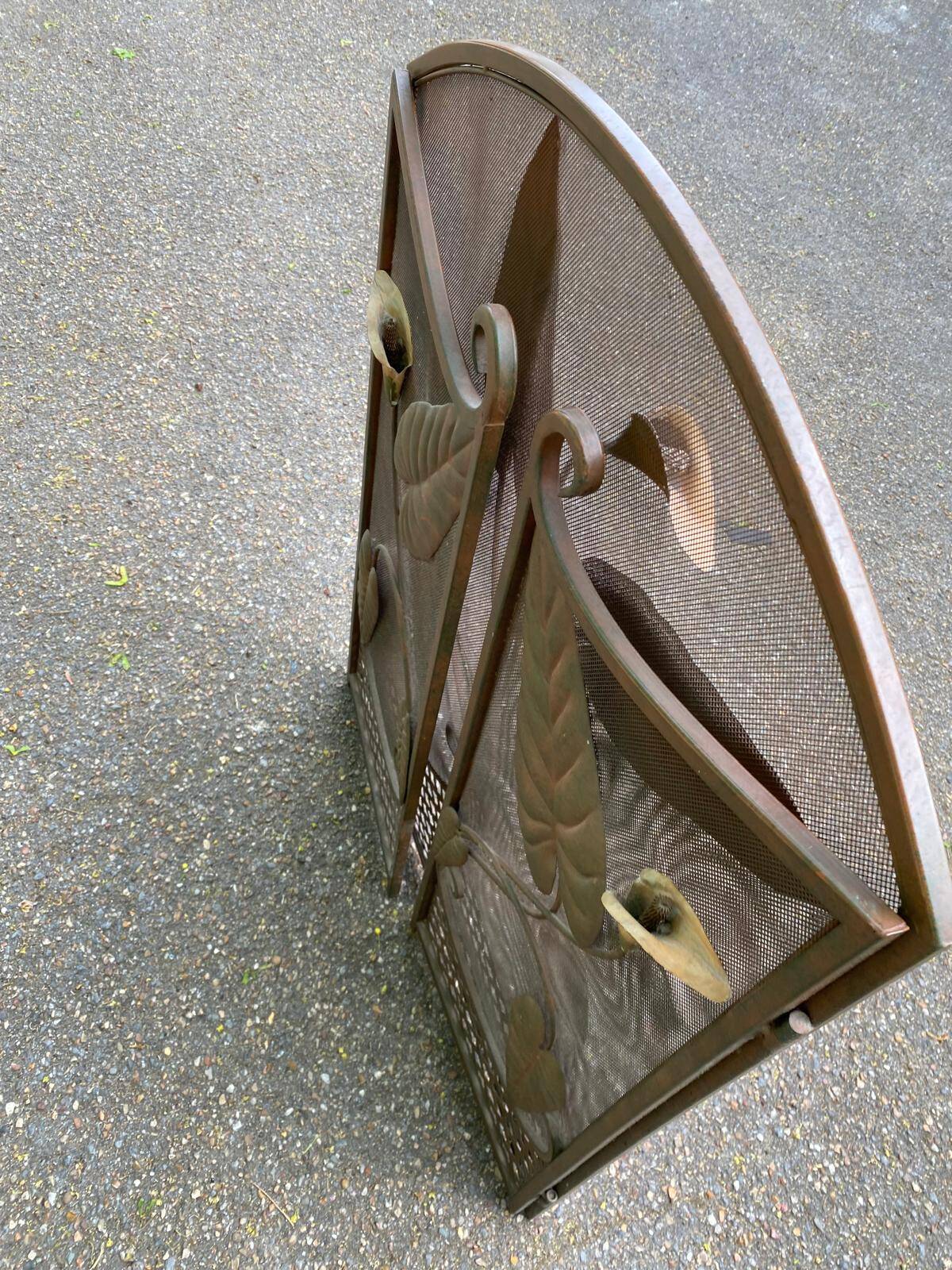 Foldable wrought iron fireplace screen sculpted from the 1950s.