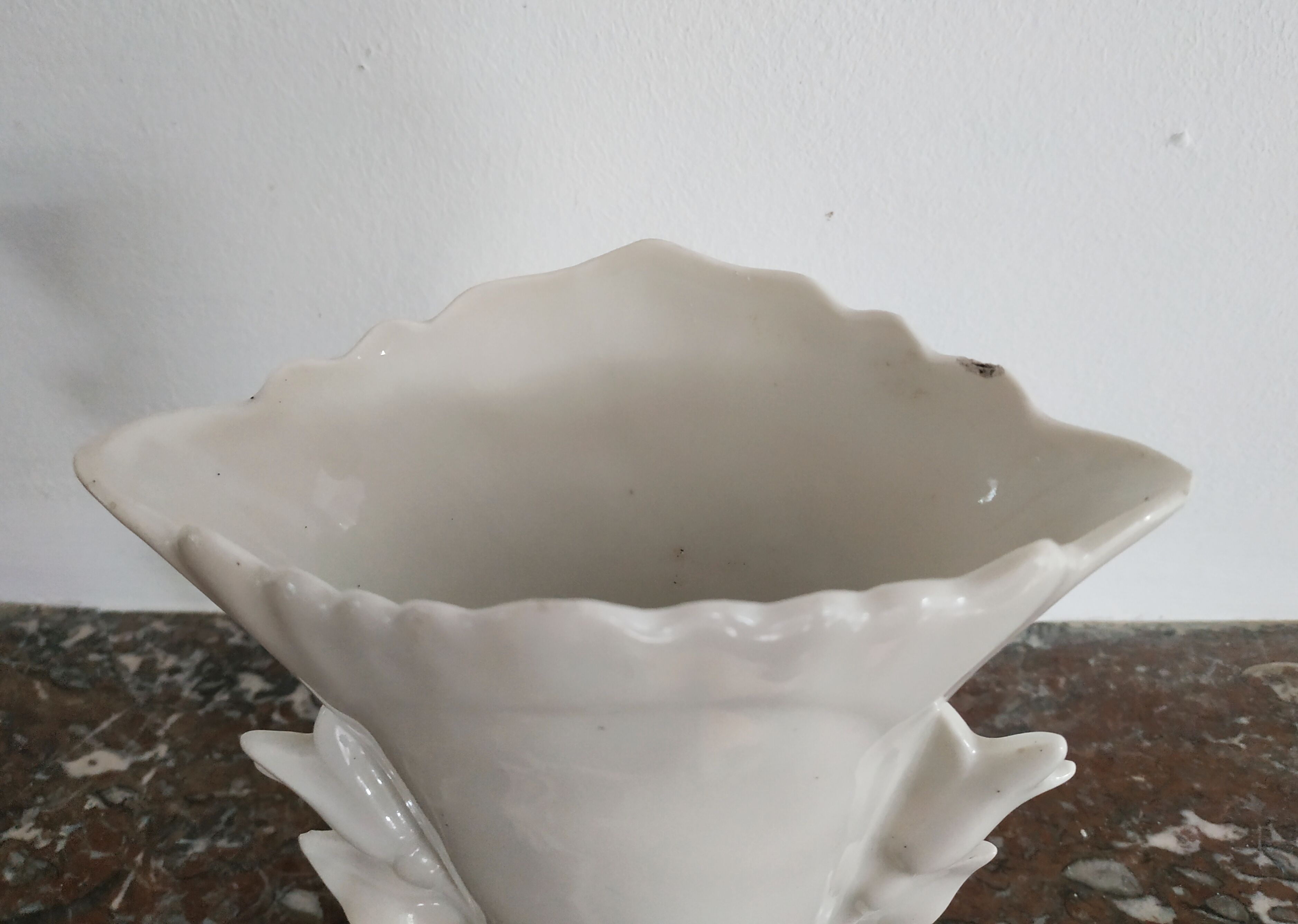Vase cornet de marié en porcelaine du XIXe siècle