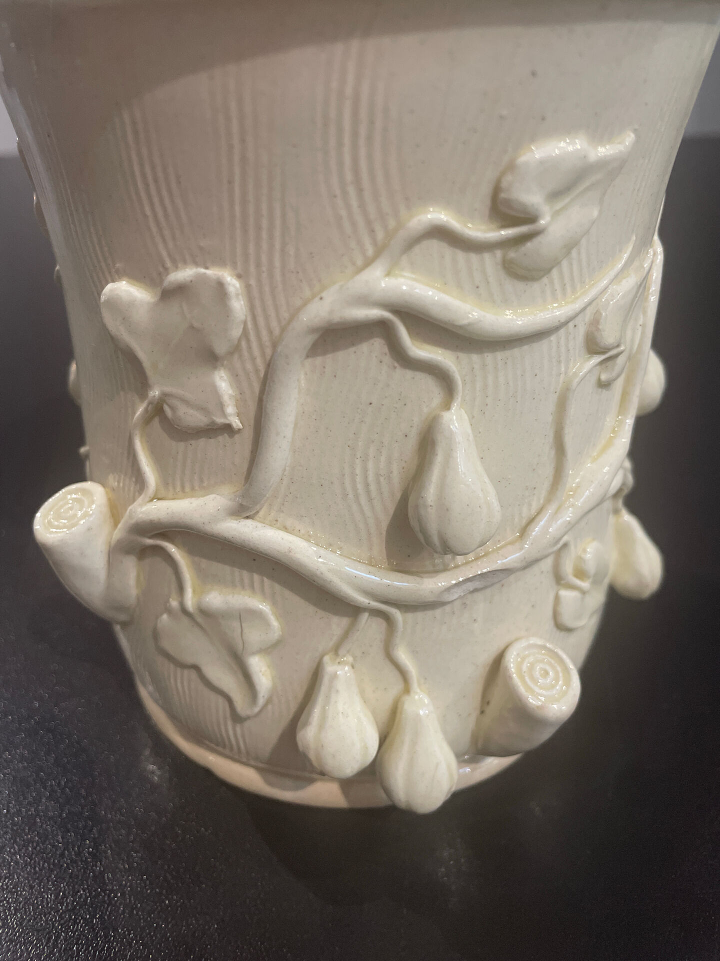 Cache-pot, vase en faïence écru