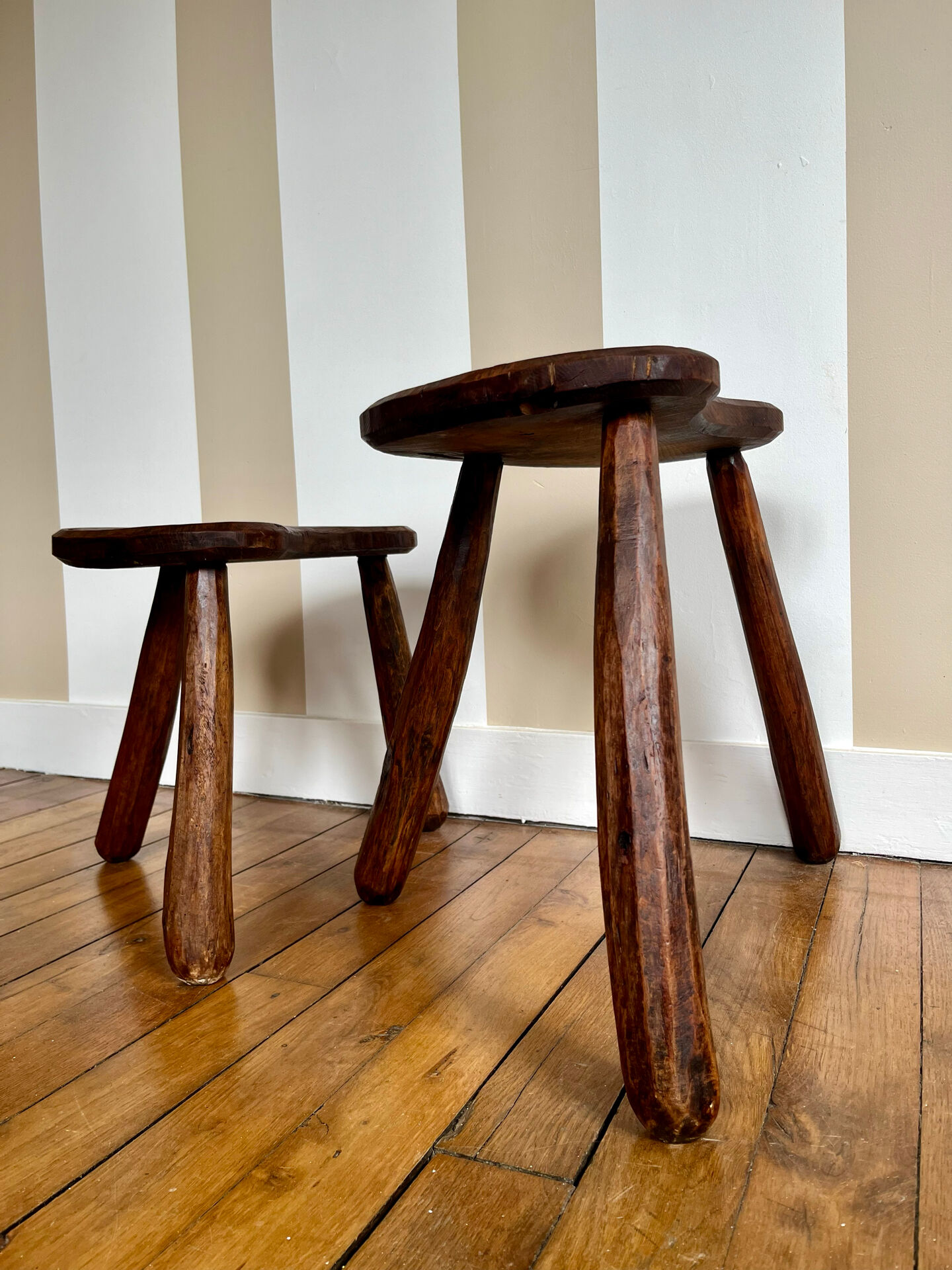 Paire de tabourets tripodes anciens