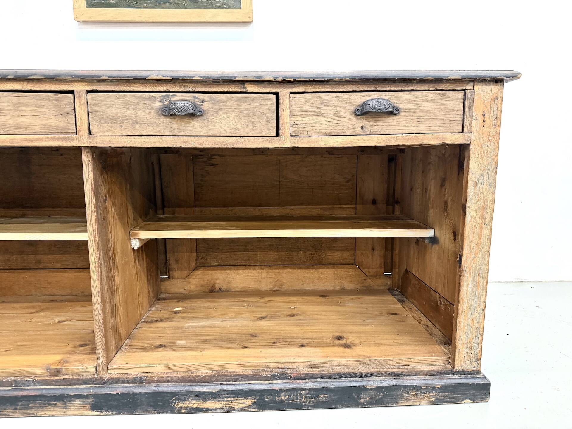 Grand Counter of Old Commerce in Pine