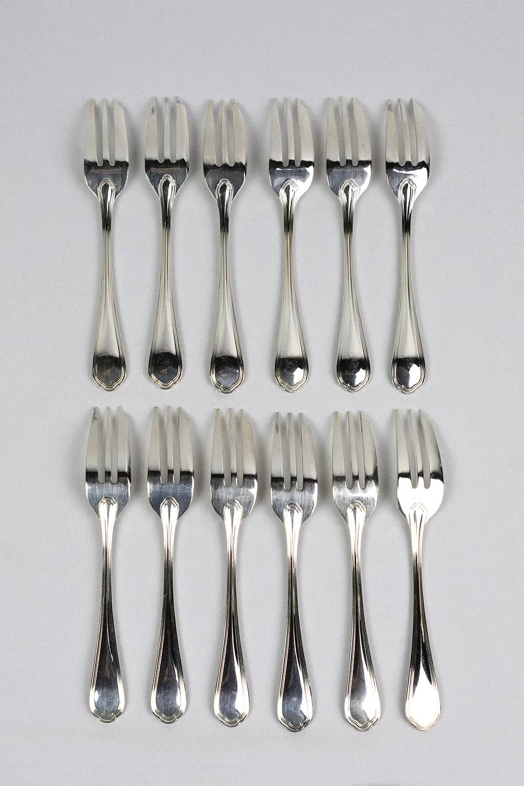 Christofle – 12 dessert forks, Spatours pattern with antique case