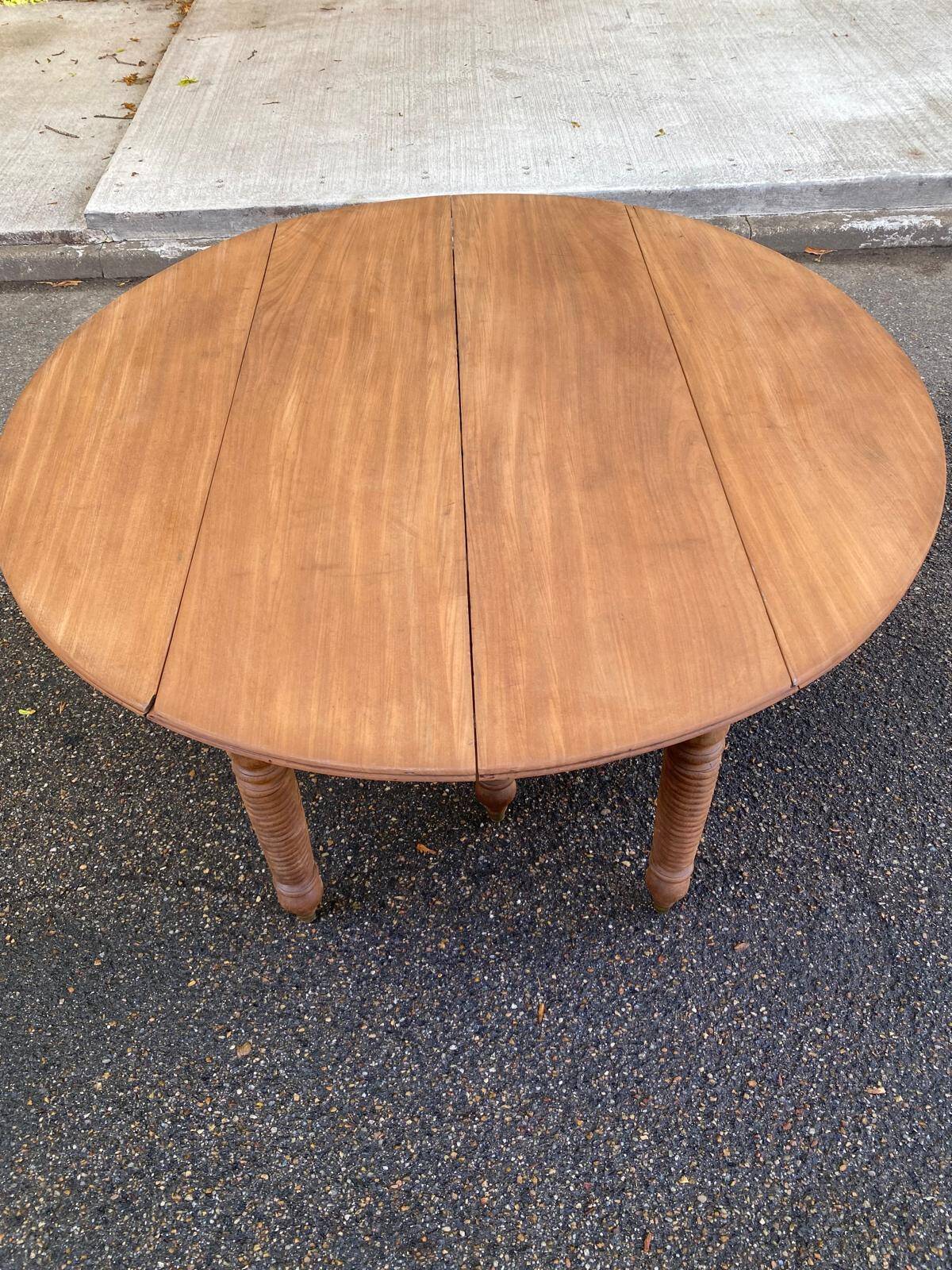Round extendable banquet table stripped in solid mahogany with 4 extensions, 19th century.