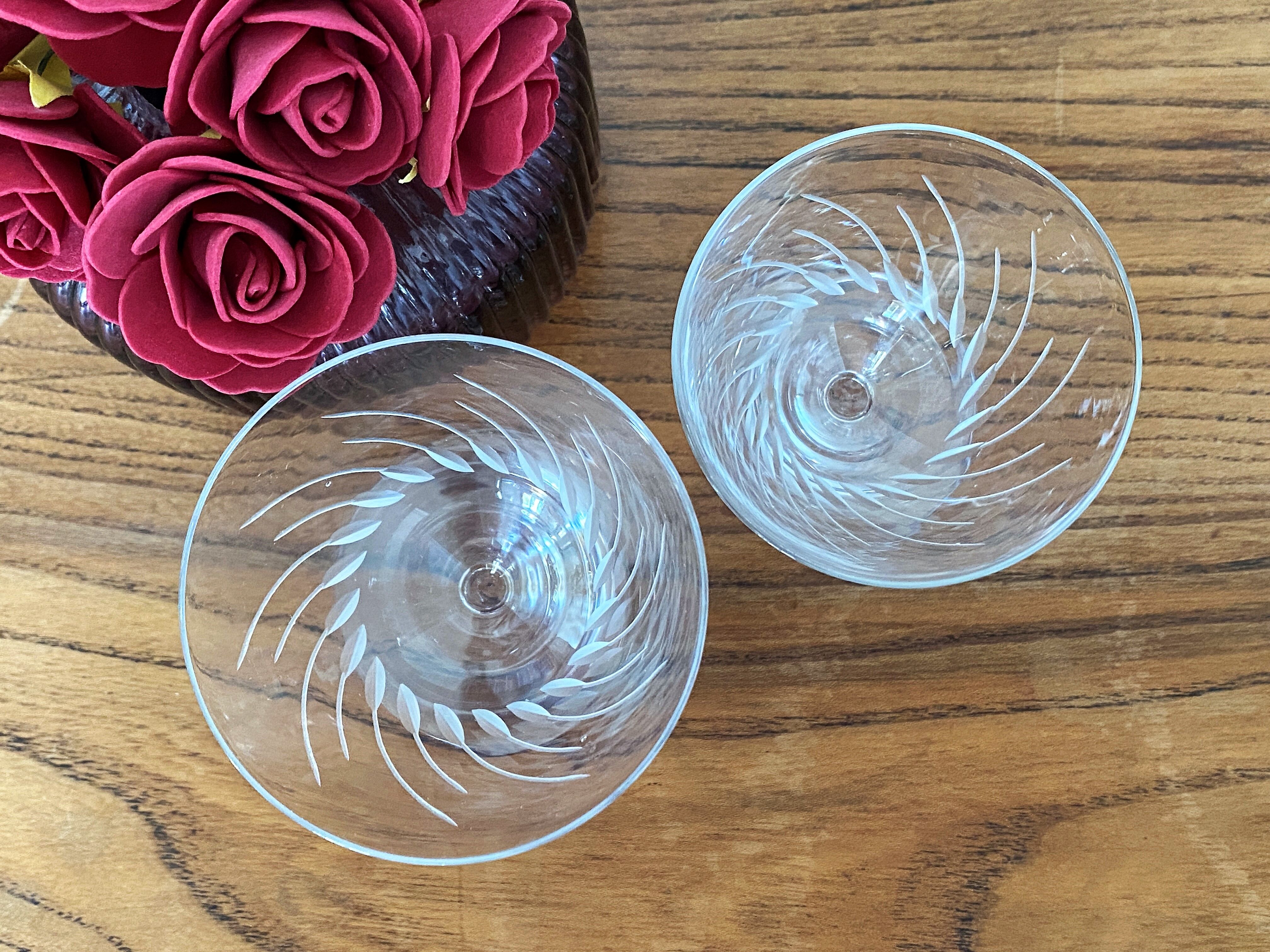 2 engraved glass wine glasses 9 cl and 6 cl