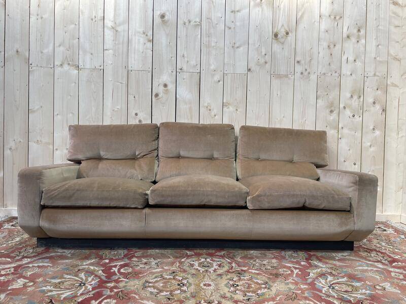 Canapé en velours beige époque 1980