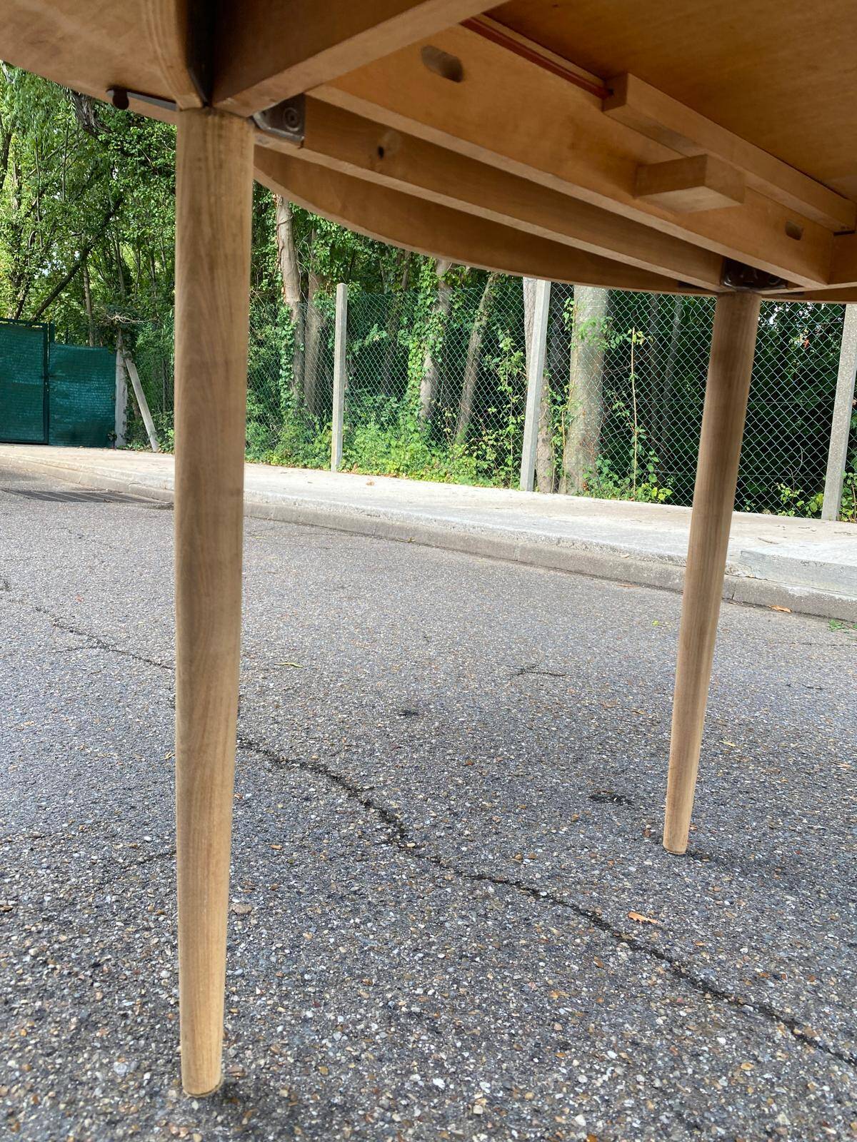 Table à manger scandinave ronde extensible rénovée en teck 1950