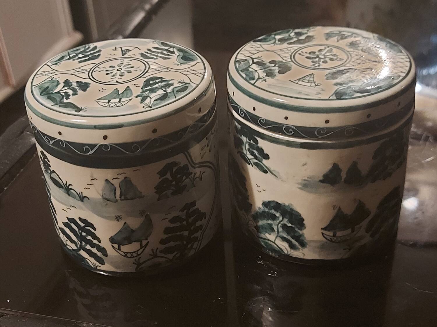 Deux pots en porcelaine chinoise