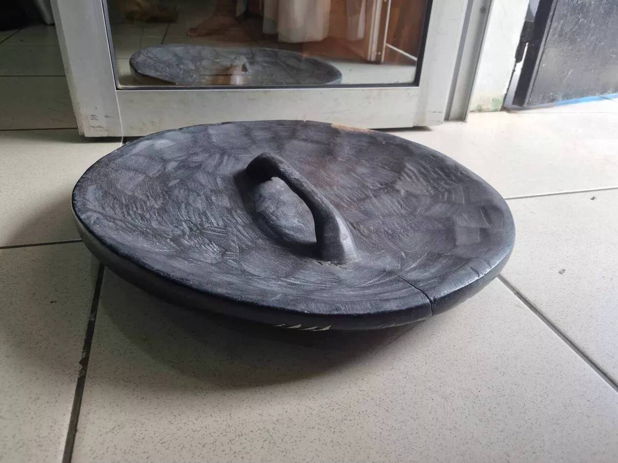 Bouclier africain traditionnel Bamiléké du Cameroun