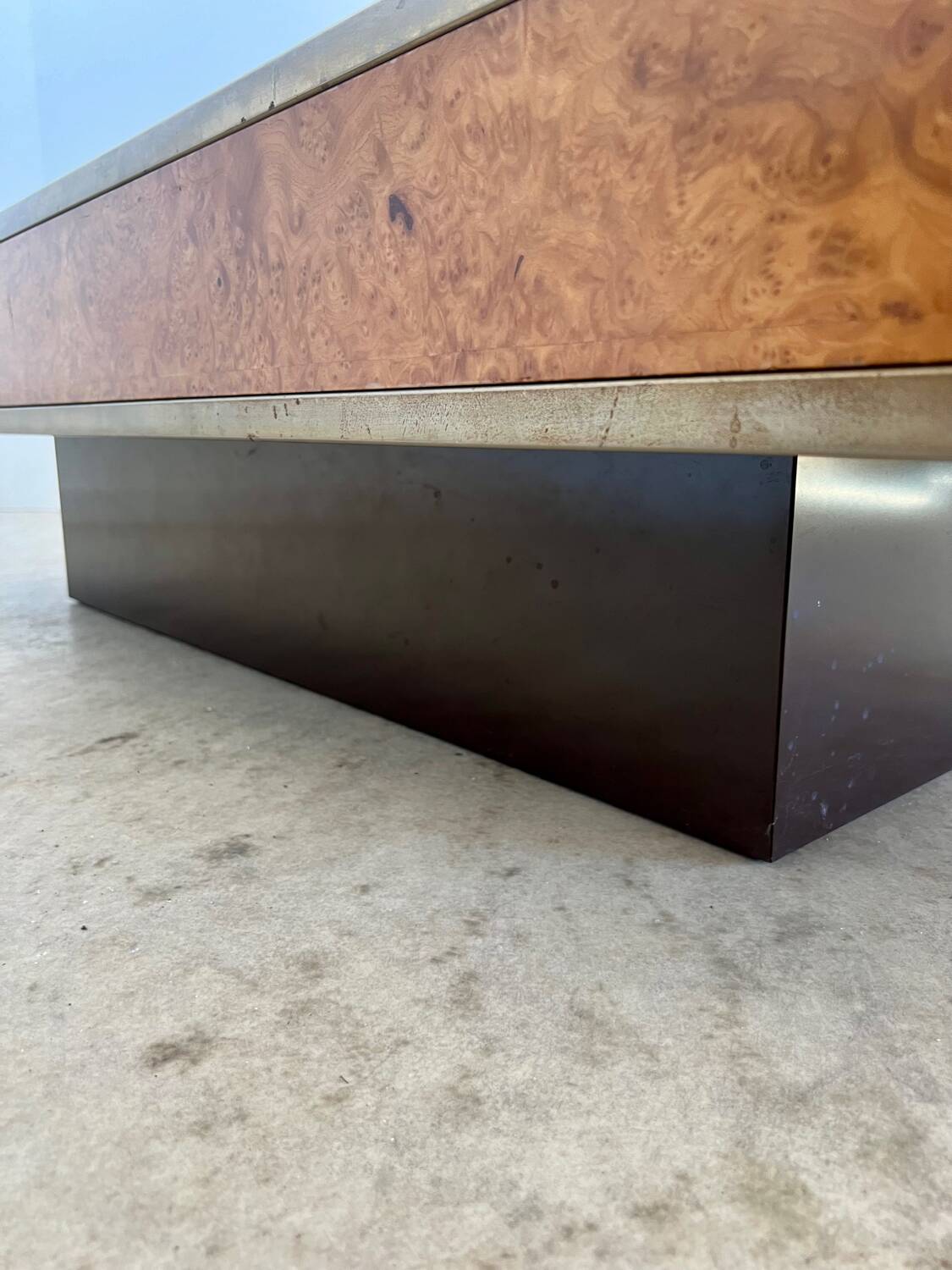 Old Italian design coffee table from the 70s in elm burl and metal / Willy Rizzo