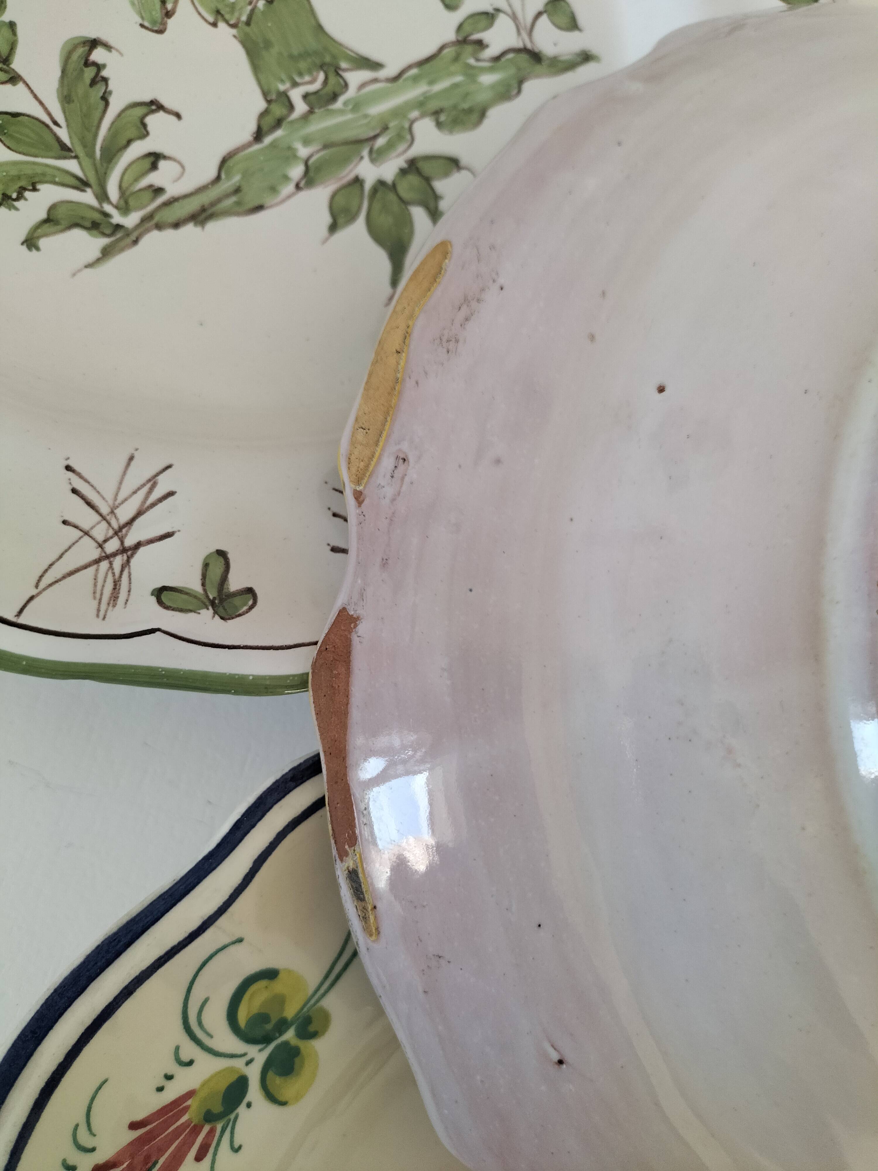 4 hand-painted earthenware plates in a holiday home style