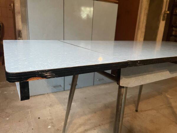 Table en formica bleu