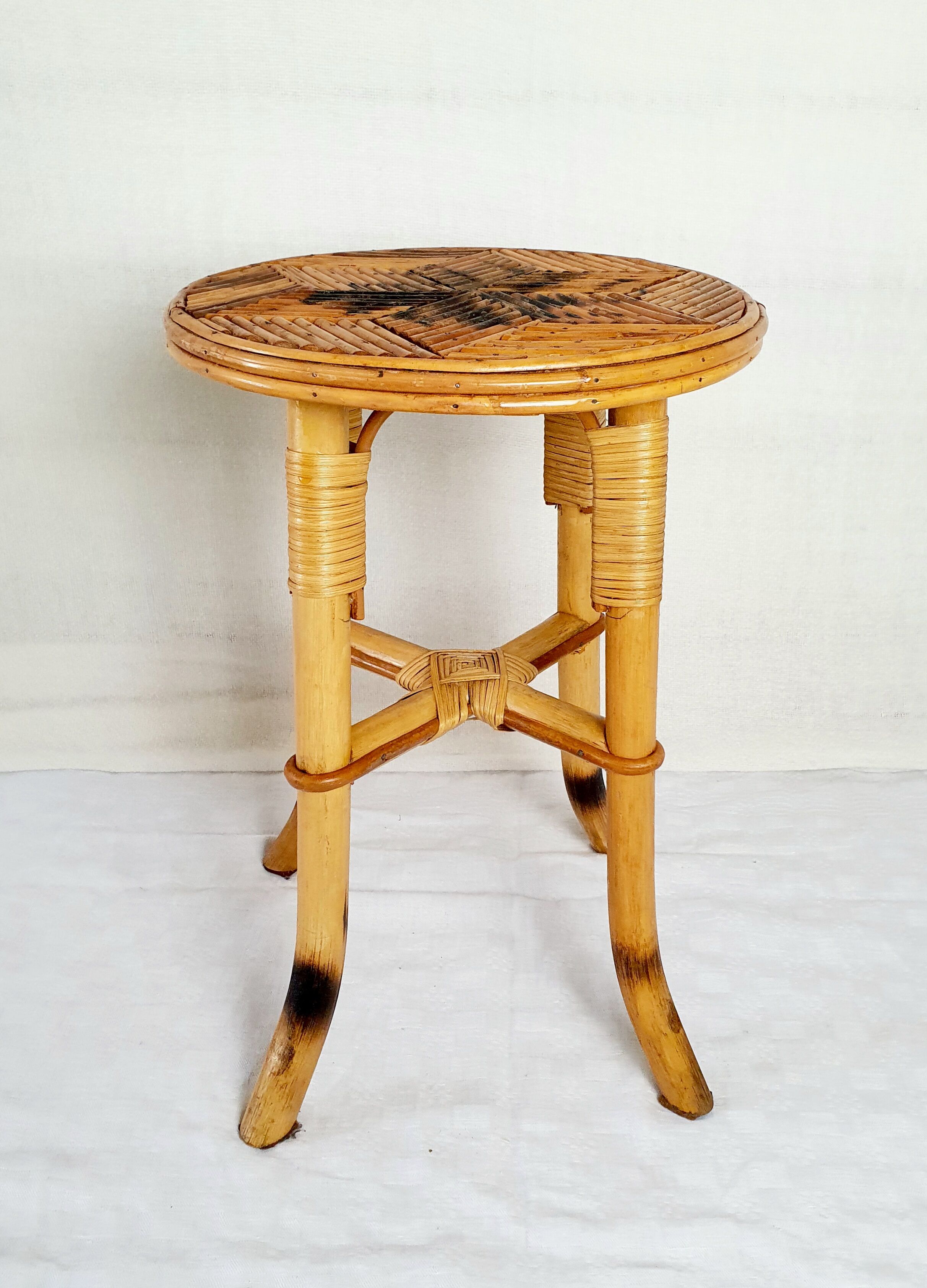 Tabouret en marqueterie de rotin 1960