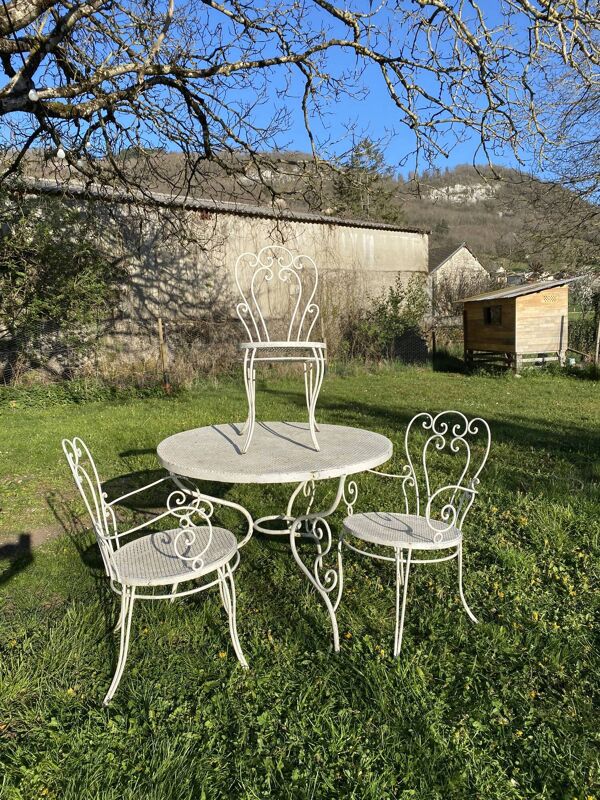 Salon de jardin vintage en fer forgé, table et 3 chaises