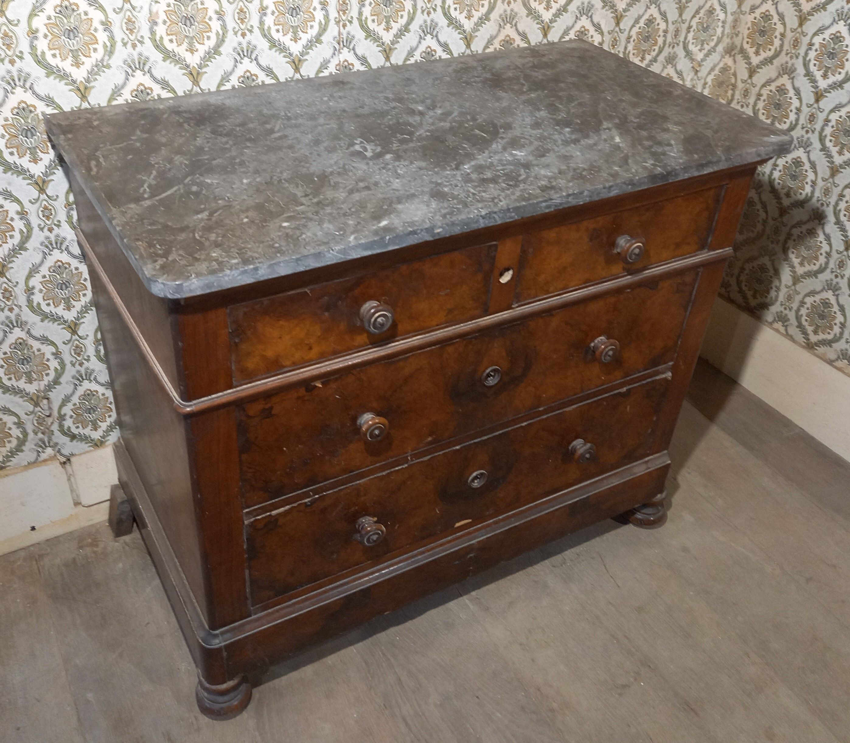 Mahogany veneer chest of drawers