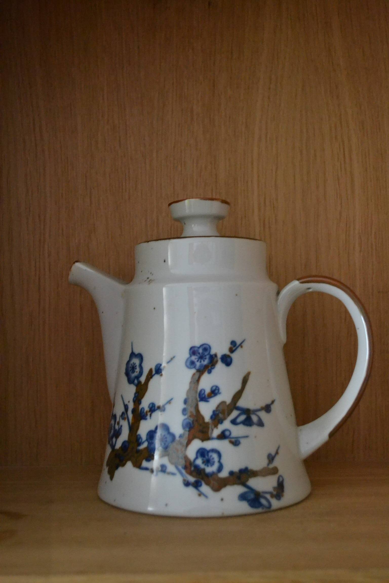 Stoneware teapot with Japanese pattern