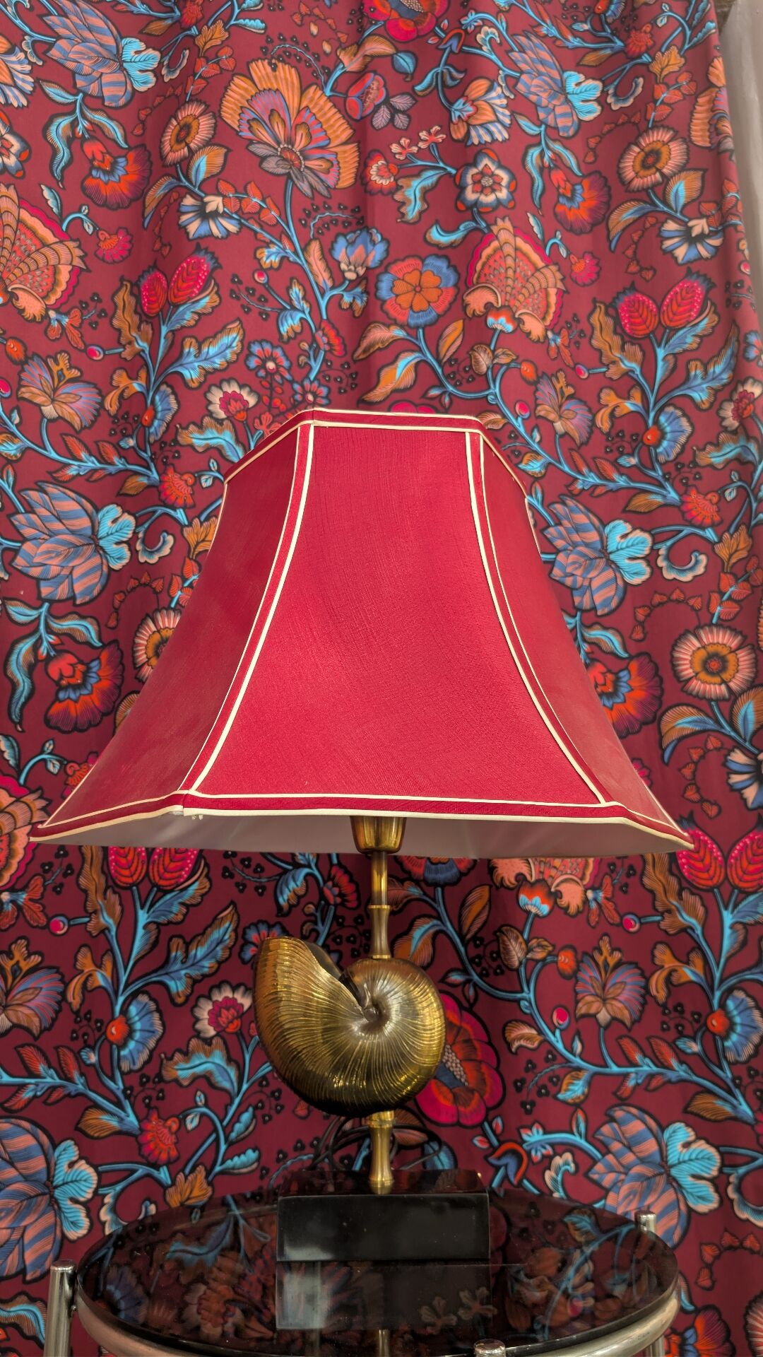 Shell lamp with gilded brass
