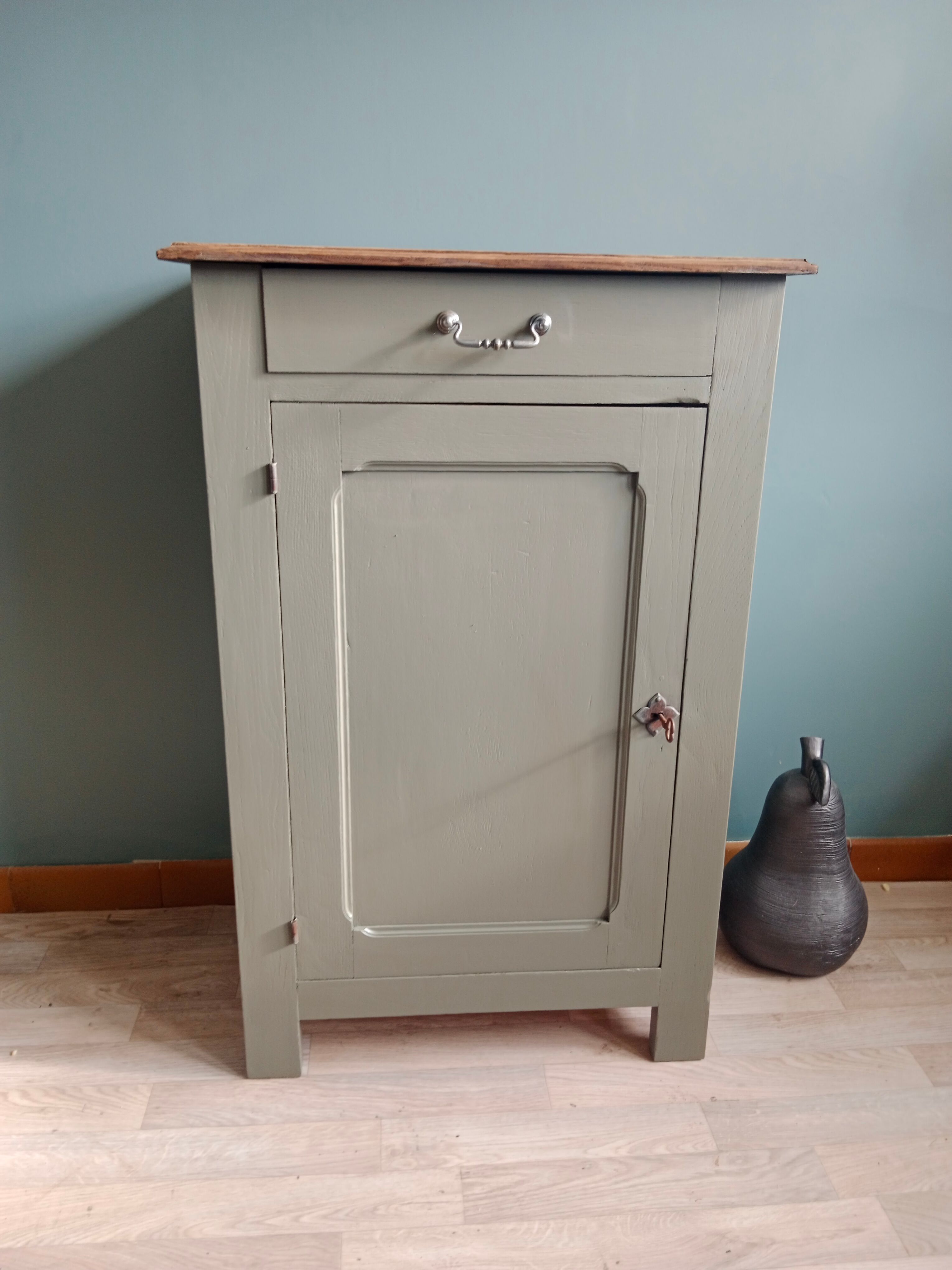 Parisian chest green of gray