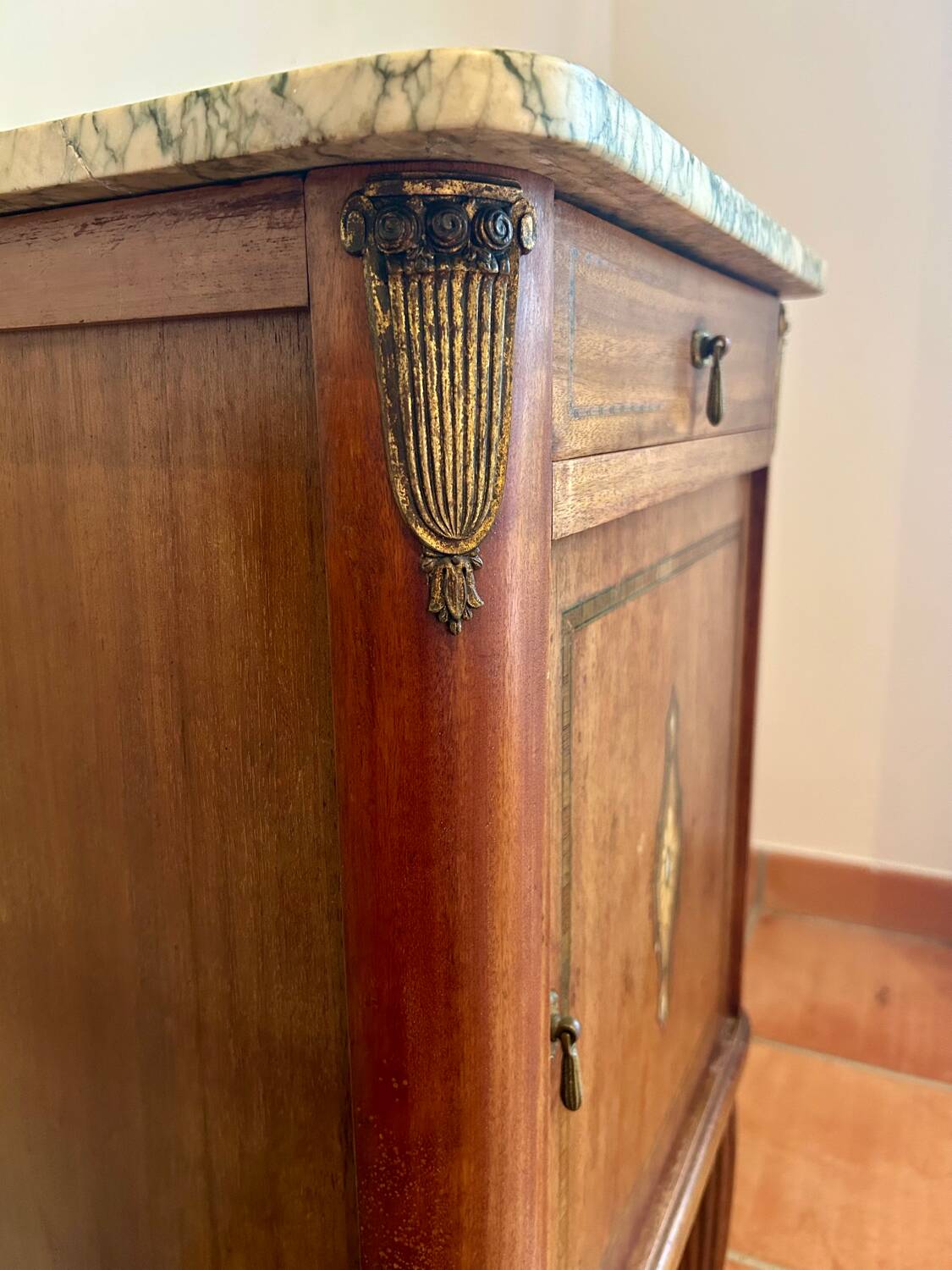 Antique bedside table in wood and marble – adorned with gilded brass ornaments –