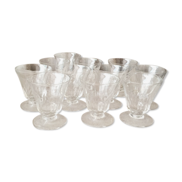 Suite de 11 verres a vin cuit ou porto en verre sobre et elegant
