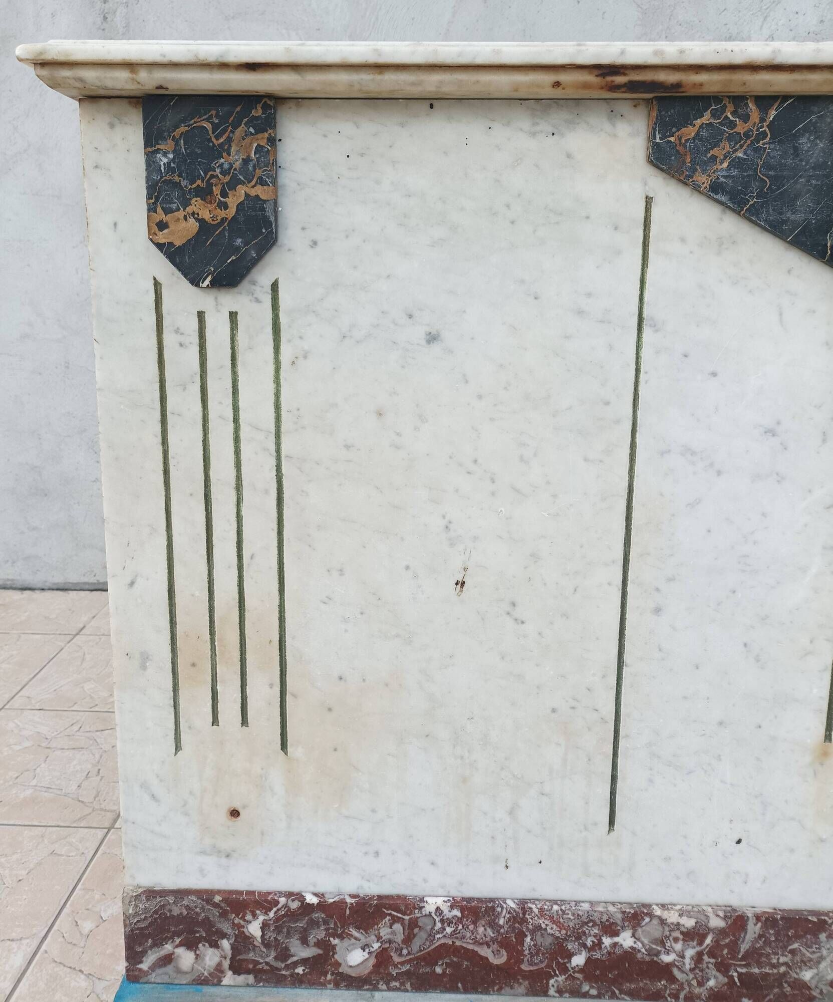 Central island shop counter in marble and oak, Art Deco period.