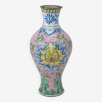 small vase or snuffbox in enameled bronze Chinese canton China early 20th century