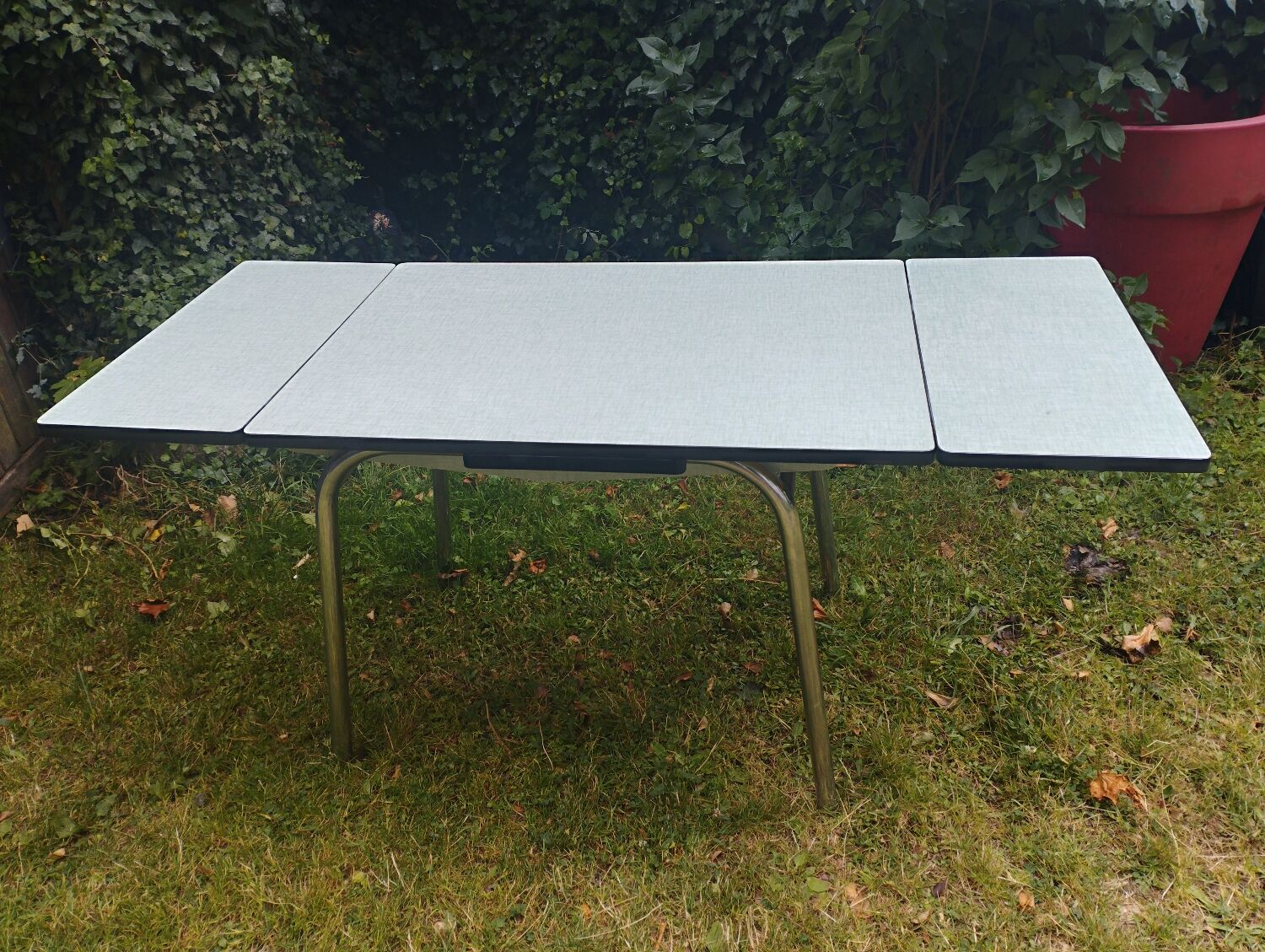 Formica table with extensions