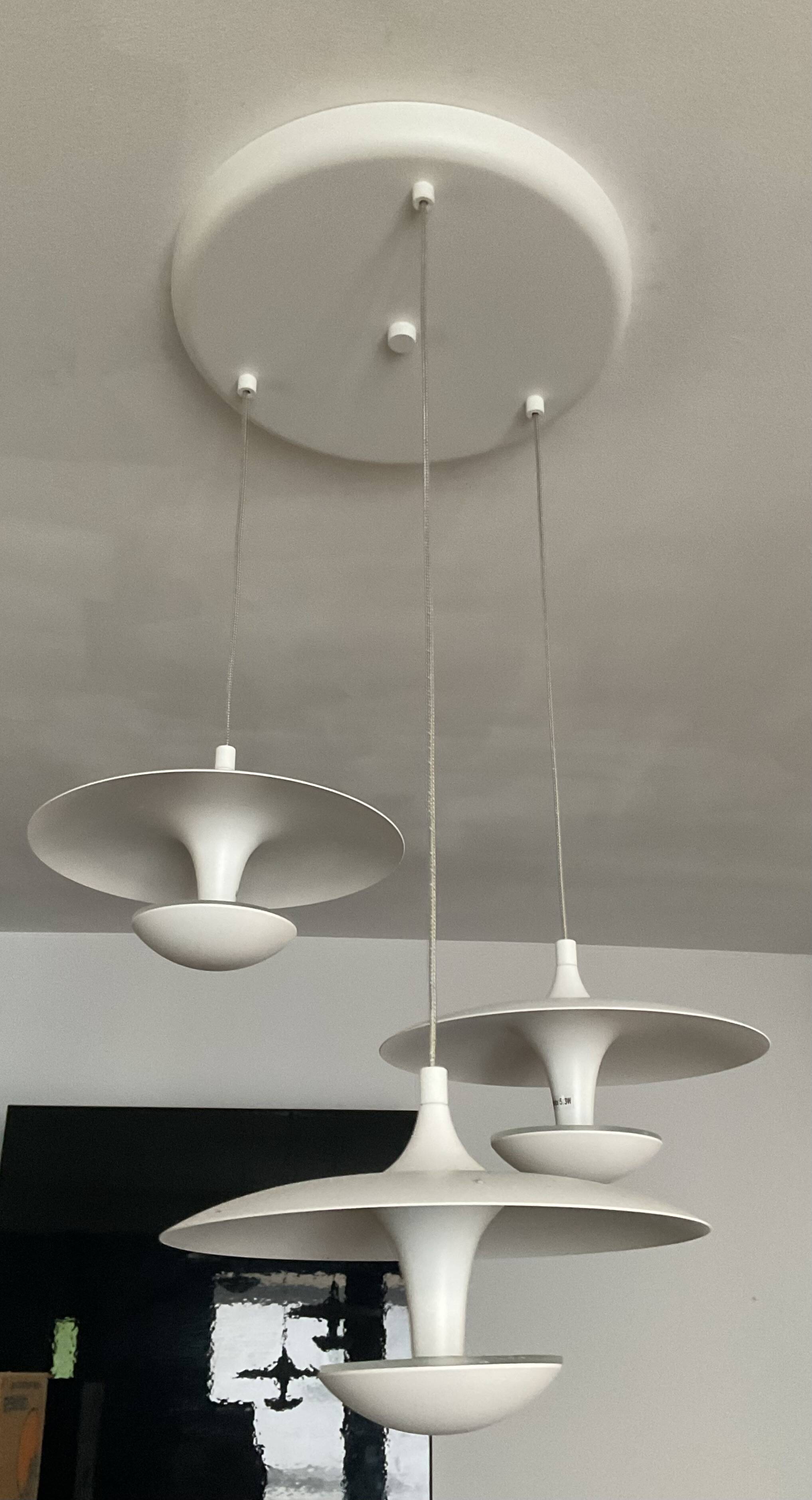 Suspension cascade design 3 white metal saucers