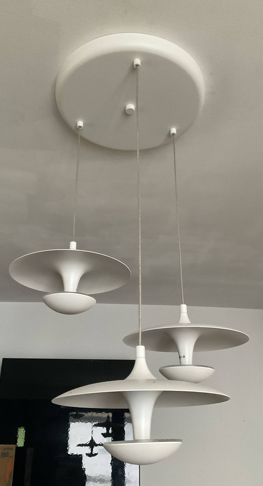 Suspension cascade design 3 white metal saucers