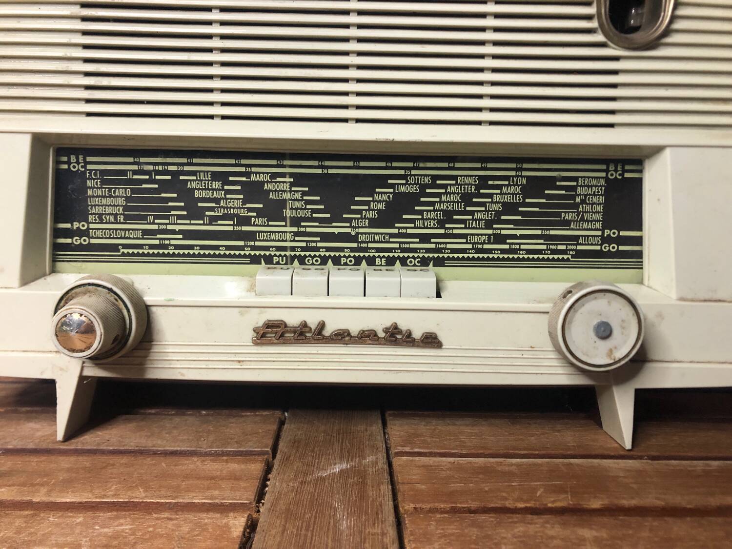 Old radio atlantic bakelite white & bordeaux red vintage #a533