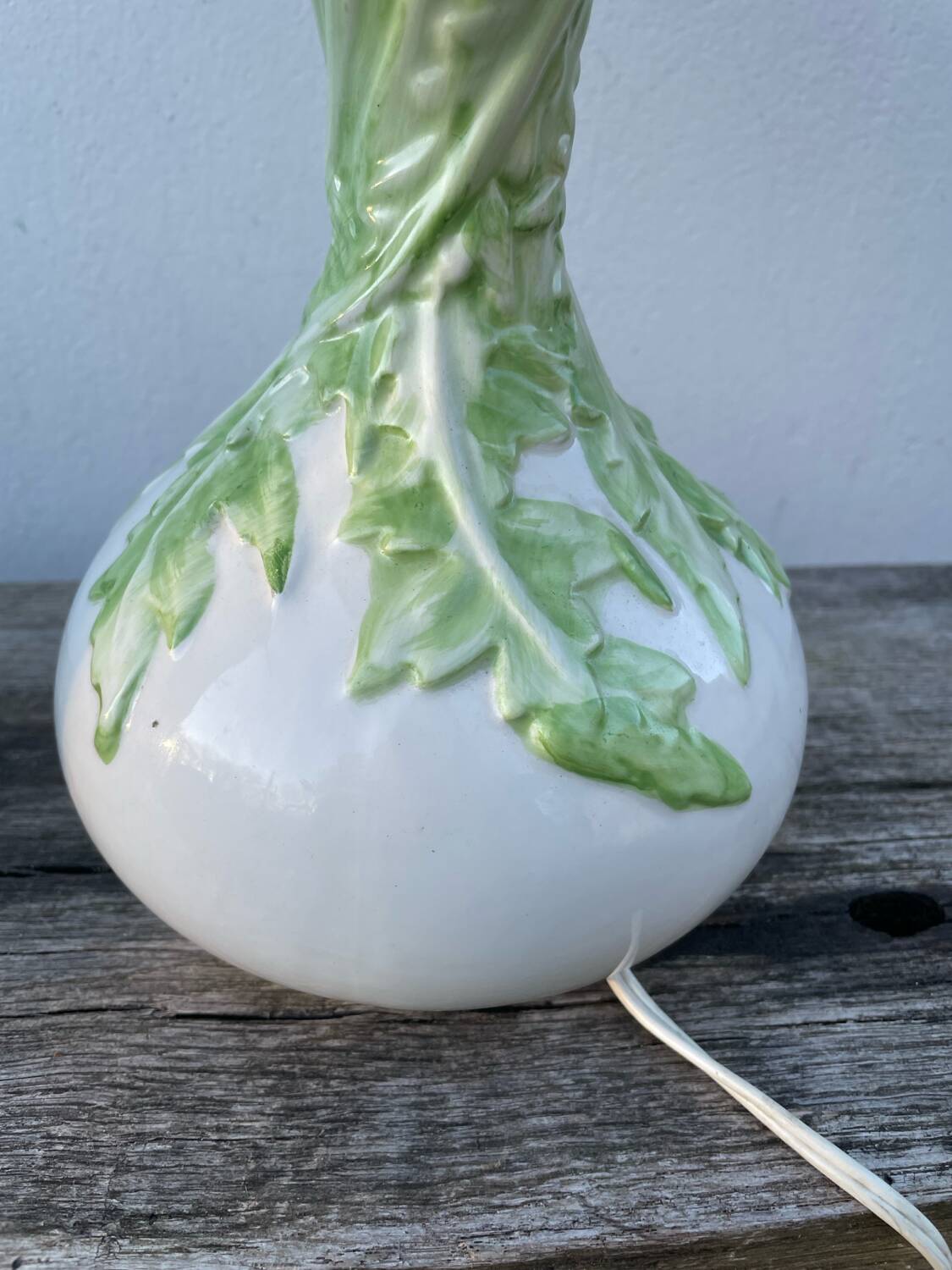 White ceramic lamp with foliage decoration