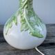 Lampe en céramique blanche à décor de feuillage