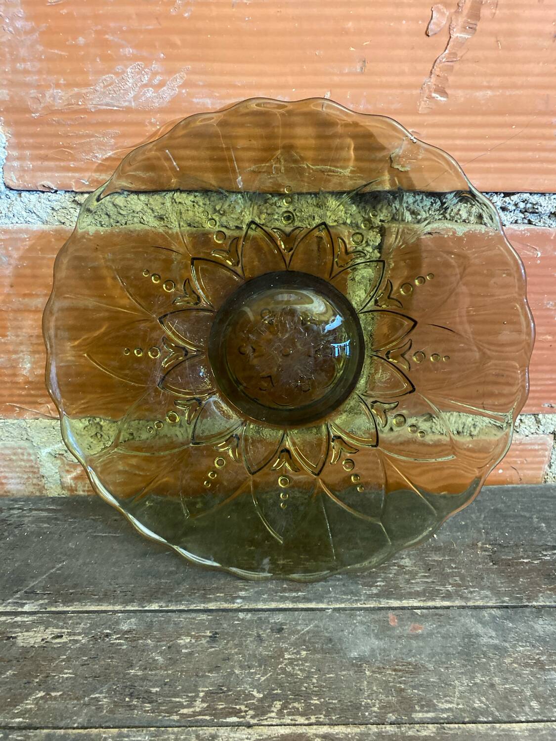 Coupe à fruits, plat ancien en verre moulé vert vintage