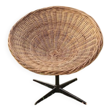 Chaise pod pivotante en rotin et fer, années 1960