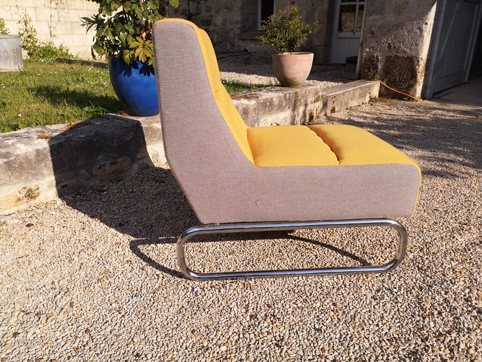 Chauffeuse L en tissu gris et jaune sur piétement chromé vers 1980