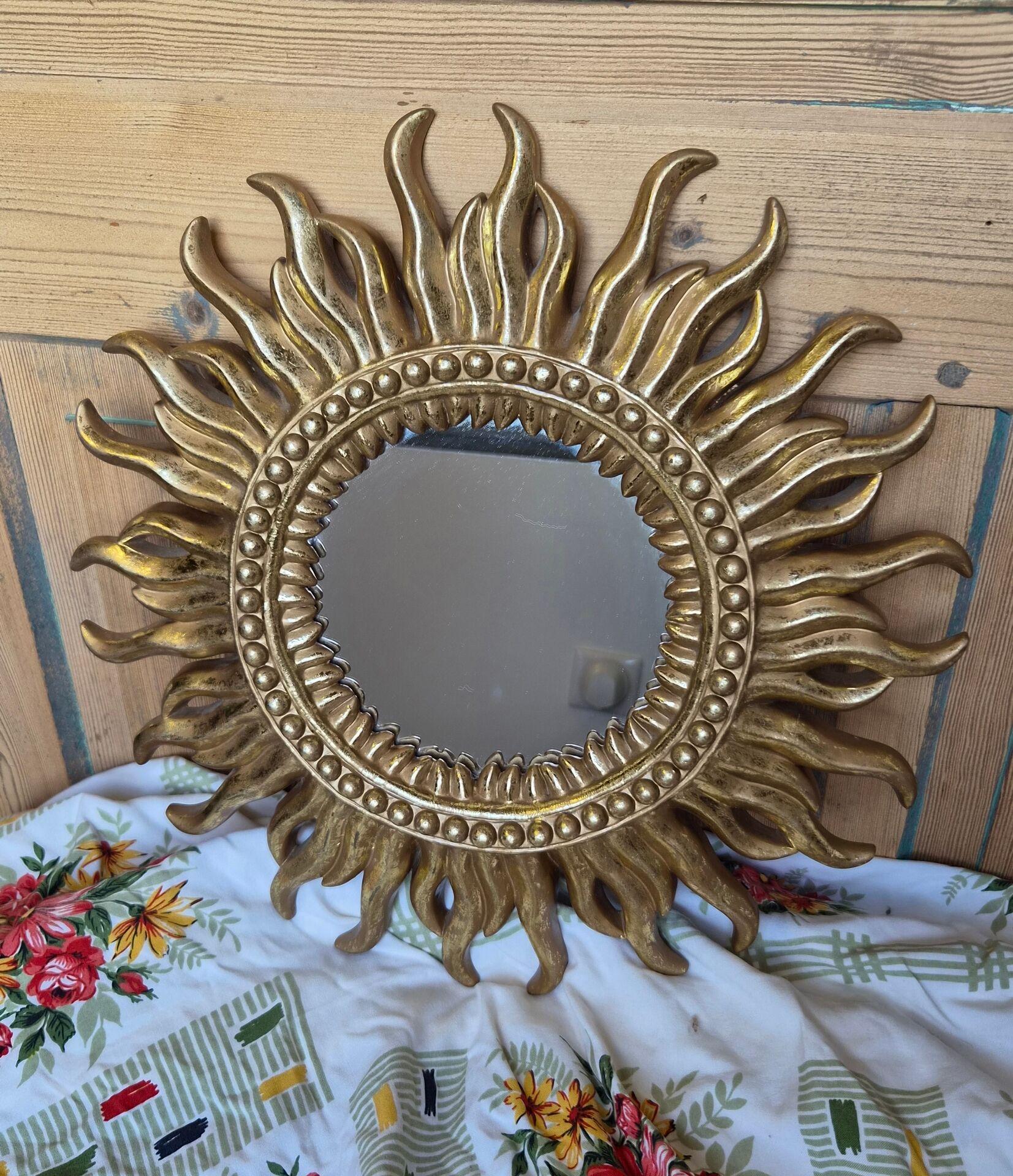 Vintage Gold Sun Mirror – A Mid-Century Classic for a Stylish Décor