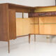 Buffet vintage italien convertible en bar par Casey Fantin