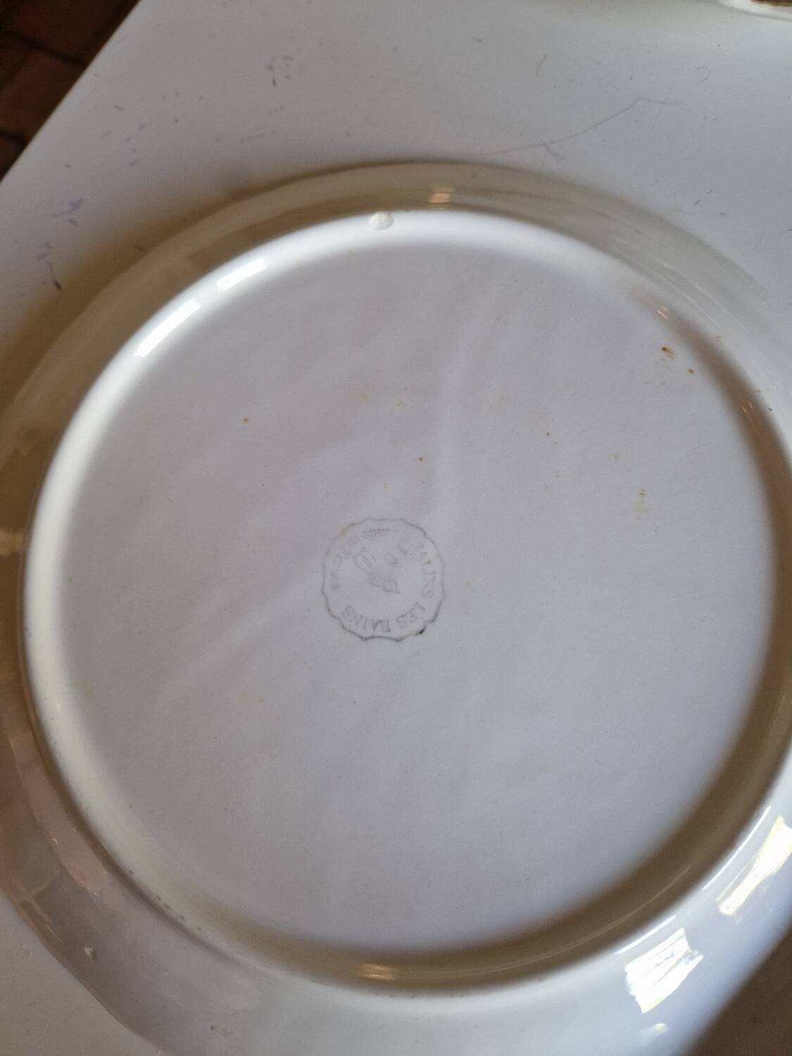 Many flat plates, dish, sauce boat, vegetable dish.