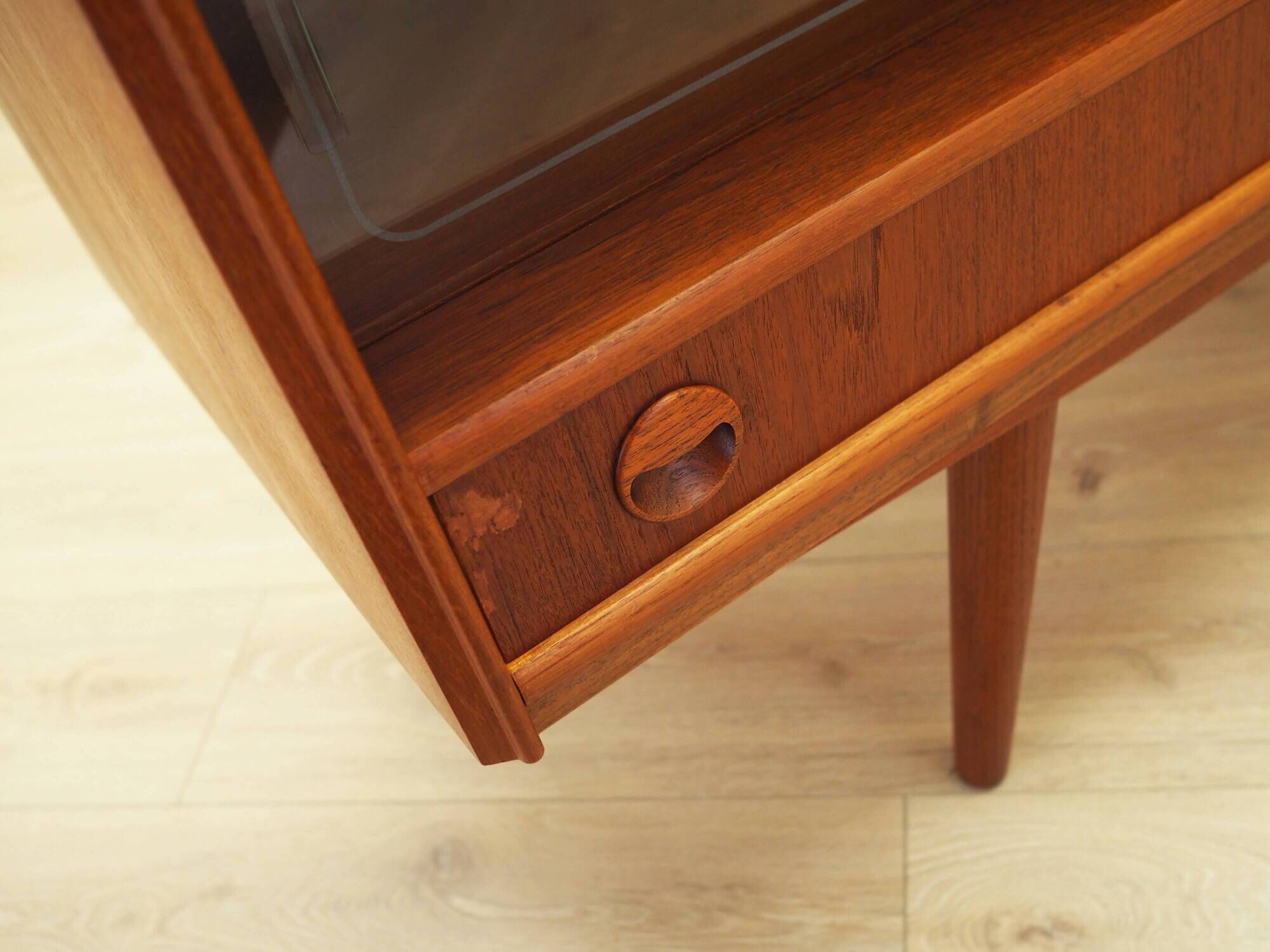 Buffet haut en teck, design danois, années 1970, production : Danemark
