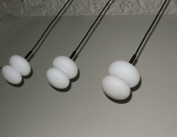 Ensemble de 3 suspensions en verre opale à forme organique des années 1960.