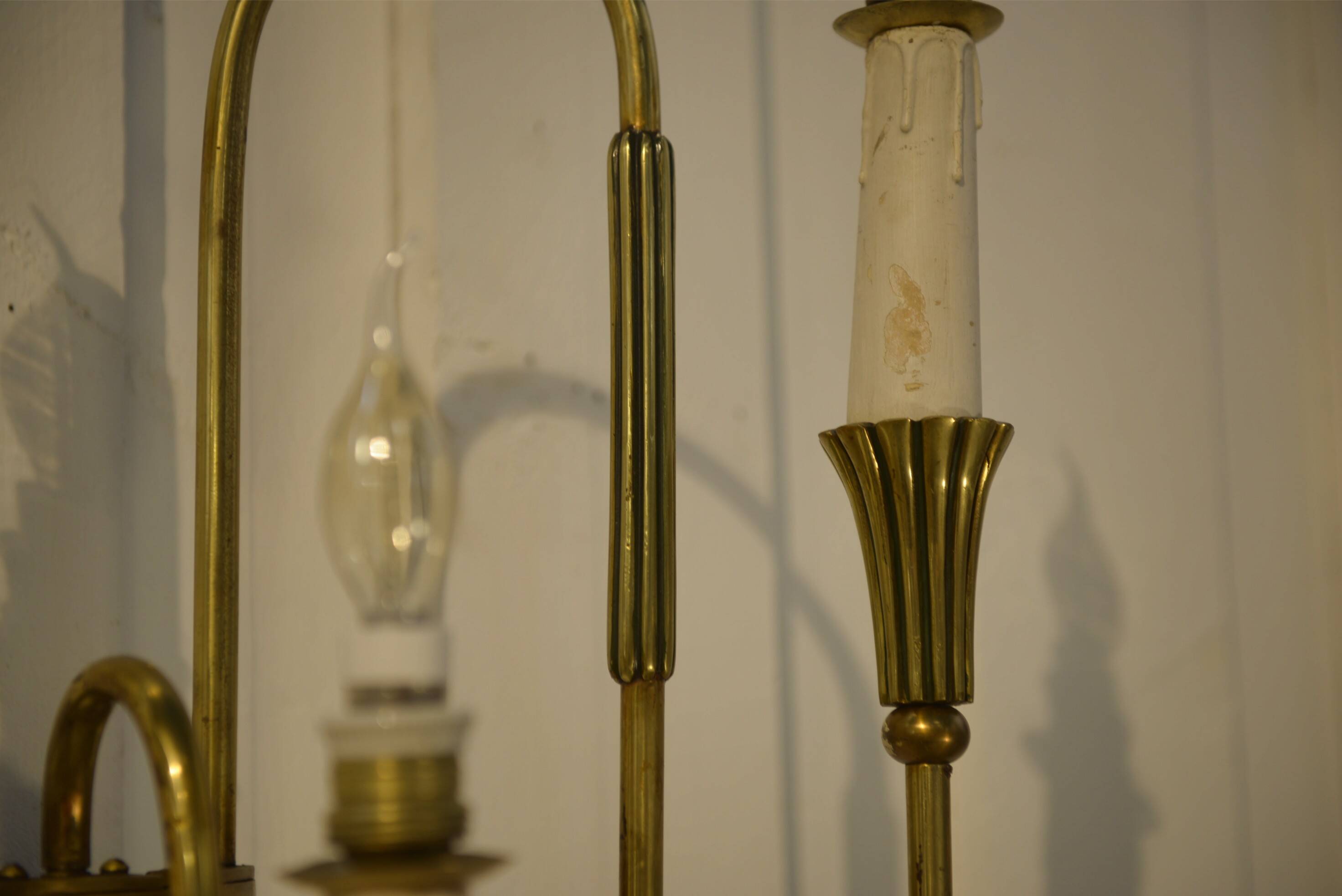 Monumental bronze wall light with three arms, neoclassical Art Deco from the 1940s.